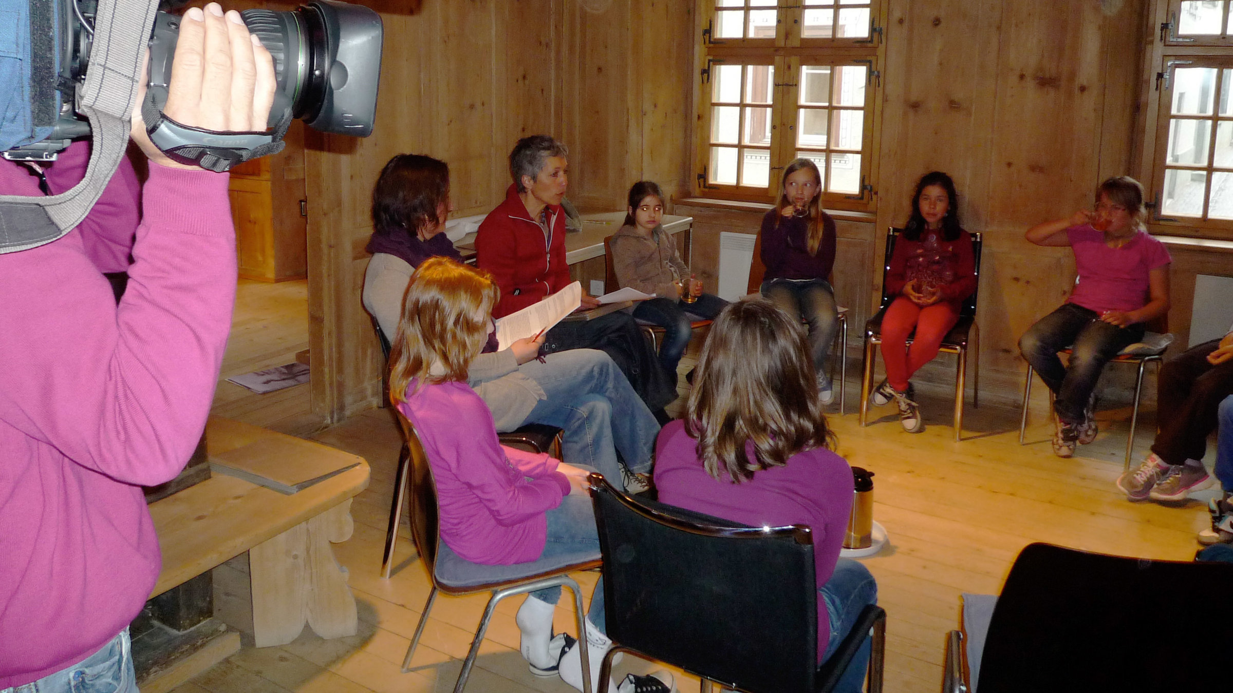 "Der Weg der Schwabenkinder": Aufnahmen von den Dreharbeiten in Ilanz/Graubünden im Museum Regiunal Surselva bei einer "Schwabenkinder"-Werkstatt mit örtlichen Schulkindern.