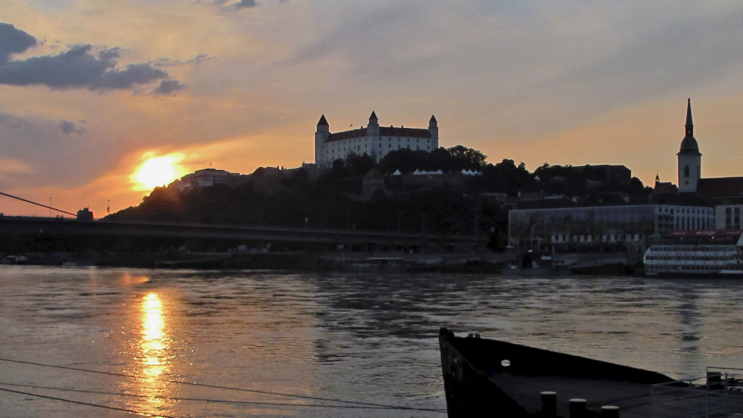 "Die Donau - Reise in ein unbekanntes Europa, Von Linz bis nach Bratislava mit Werner van Gent": Die Festung von Bratislava, das Wahrzeichen der Stadt.