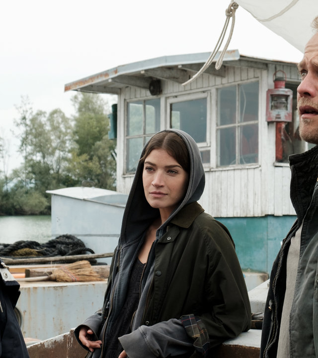 "Die Toten vom Bodensee - Die Braut": Hannah (Nora von Waldstätten) und Micha (Matthias Koeberlin, r.) befragen Jule Dombrach (Anna Bederke) auf dem Schiff des Naturschutzvereins.