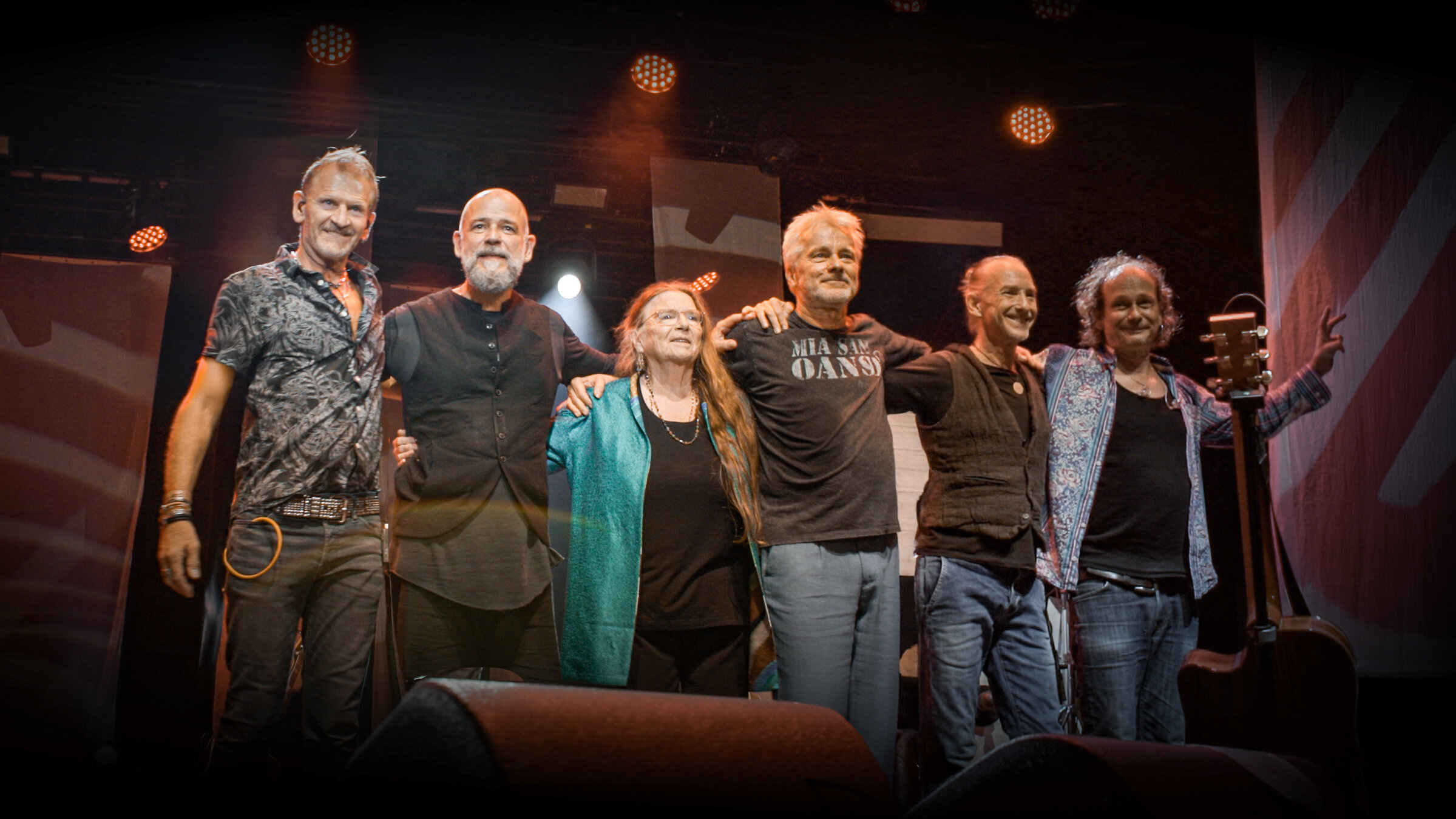 "Schmidbauer & Kälberer: Ringlstetter – LIVE 2024": Werner Schmidbauer (Mitte) Alex Klier, Martin Kälberer, Valerie McCleary, Thomas Simmerl und Jean-Pierre von Dach.