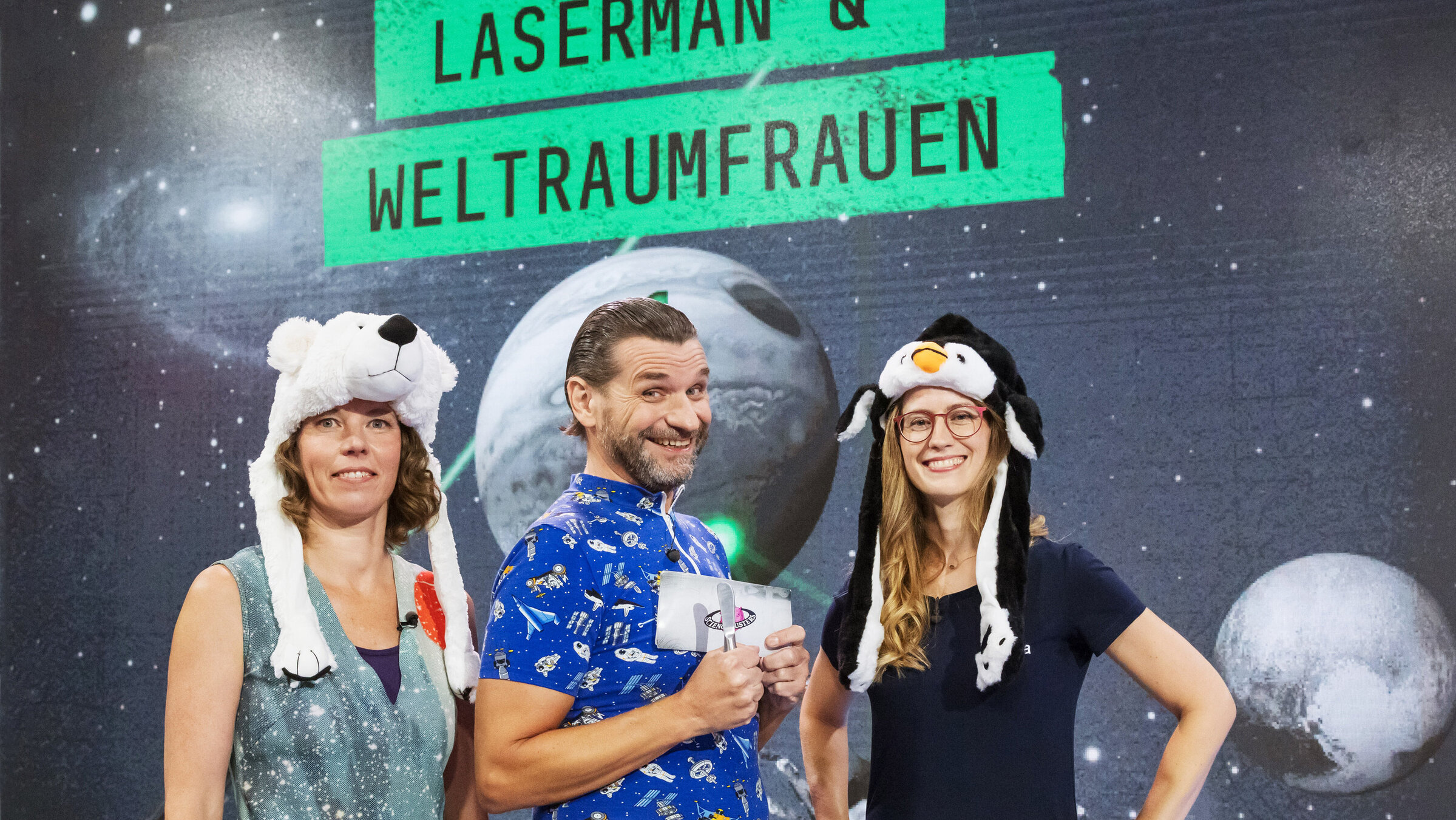 "Science Busters - Wer nichts weiß muss alles glauben - Laserman & Weltraumfrauen (1)": Martin Puntigam mit Ruth Grützbauch und Carmen Possnig.