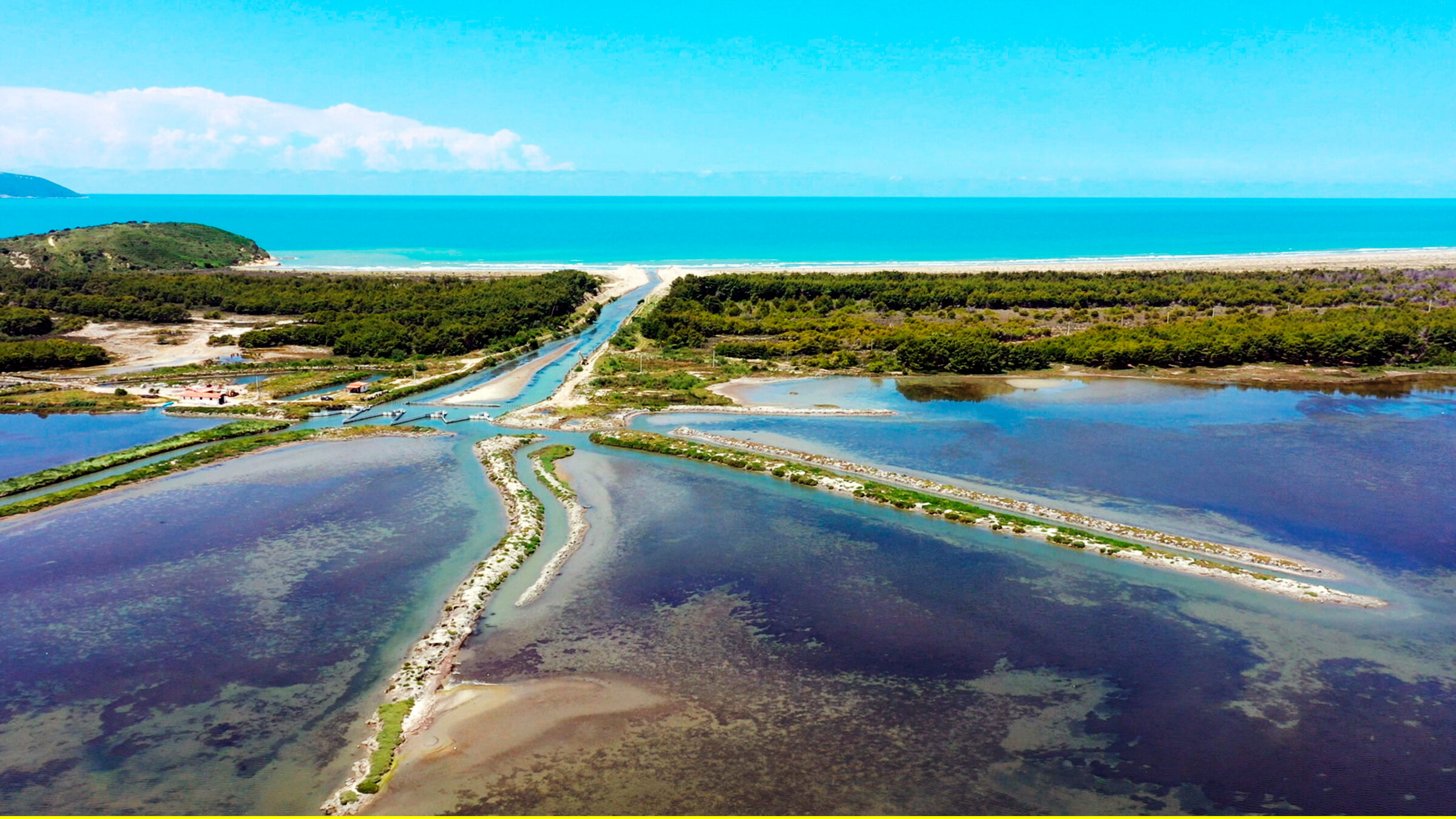 "mareTV: Albaniens Küste": Nur ein winziger Kanal verbindet die Lagune von Narta mit der offenen Adria.