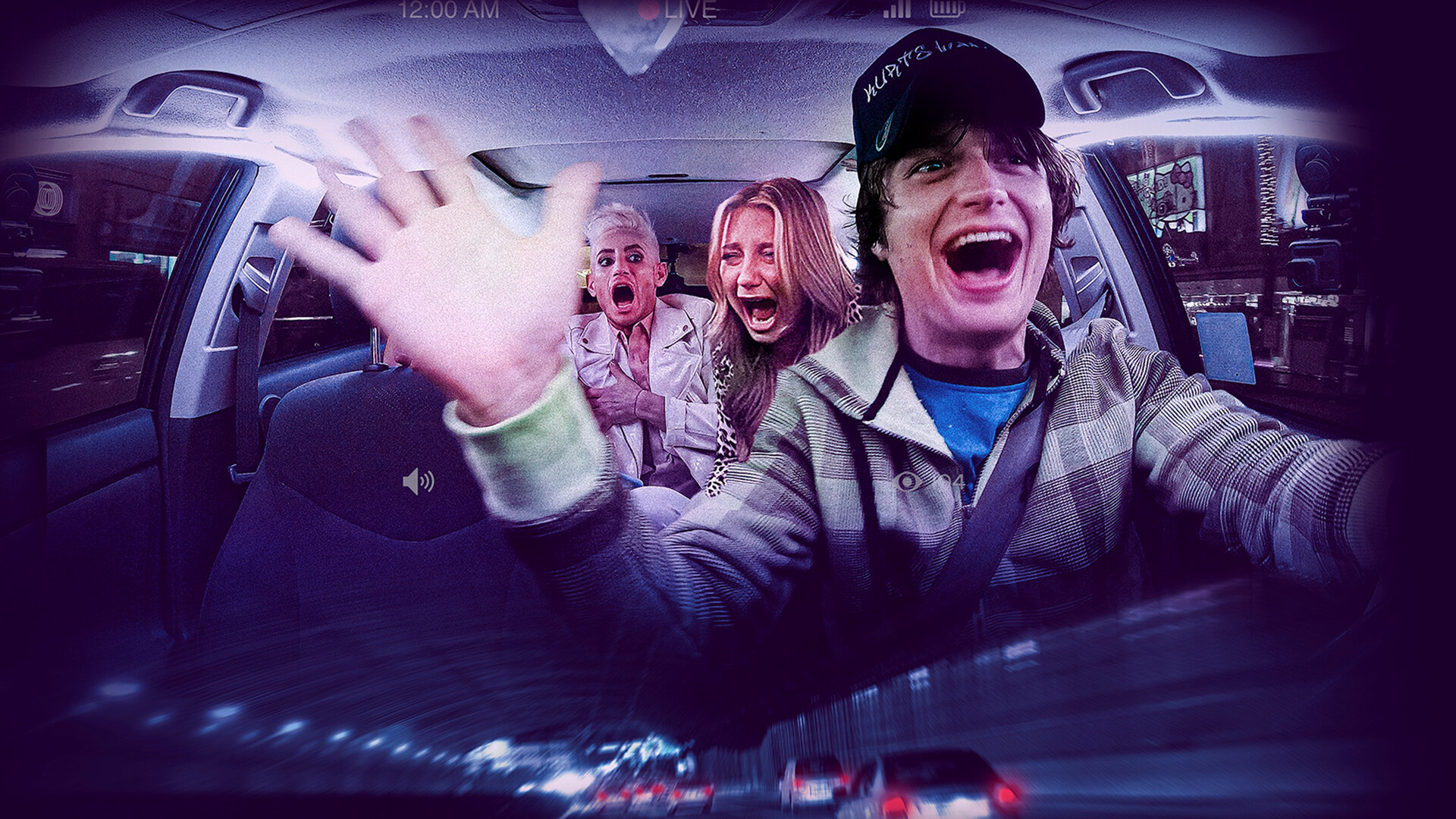 "Spree - Alles für die Klicks": Plakatmotiv, das aus zwei Fotos zusammengesetzt ist. Das obere Foto zeigt eine Überwachungsaufnahme aus einem Auto mit einem jubelnden Kurt Kunkle (Joe Keery) am Steuer und den verängstigt aufschreienden Richard (Frankie Grande) und London Sachs (Mischa Barton) auf der Rückbank. Das untere Foto zeigt eine verschwommene Aufnahme eines nächtlichen Autotunnels.