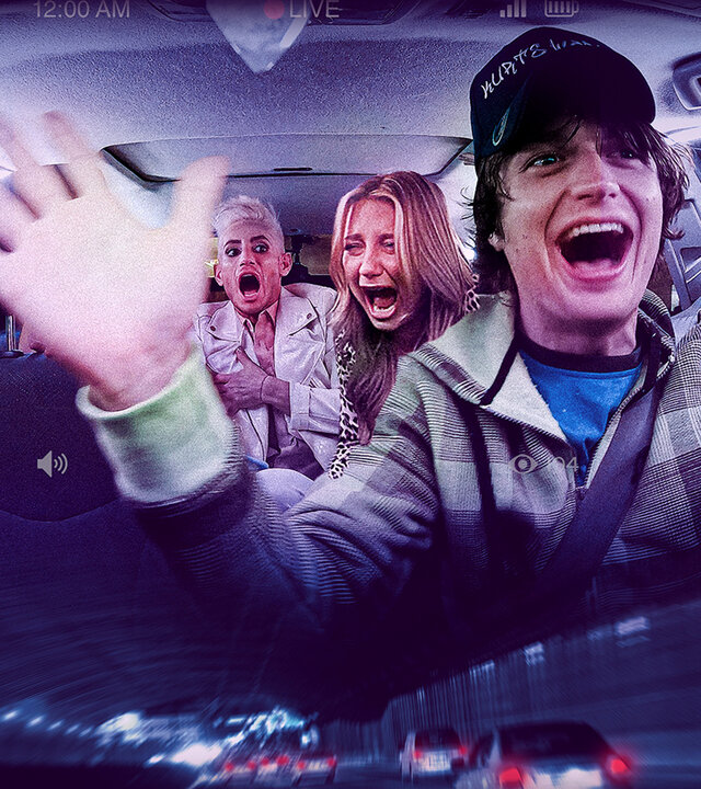 "Spree - Alles für die Klicks": Plakatmotiv, das aus zwei Fotos zusammengesetzt ist. Das obere Foto zeigt eine Überwachungsaufnahme aus einem Auto mit einem jubelnden Kurt Kunkle (Joe Keery) am Steuer und den verängstigt aufschreienden Richard (Frankie Grande) und London Sachs (Mischa Barton) auf der Rückbank. Das untere Foto zeigt eine verschwommene Aufnahme eines nächtlichen Autotunnels.