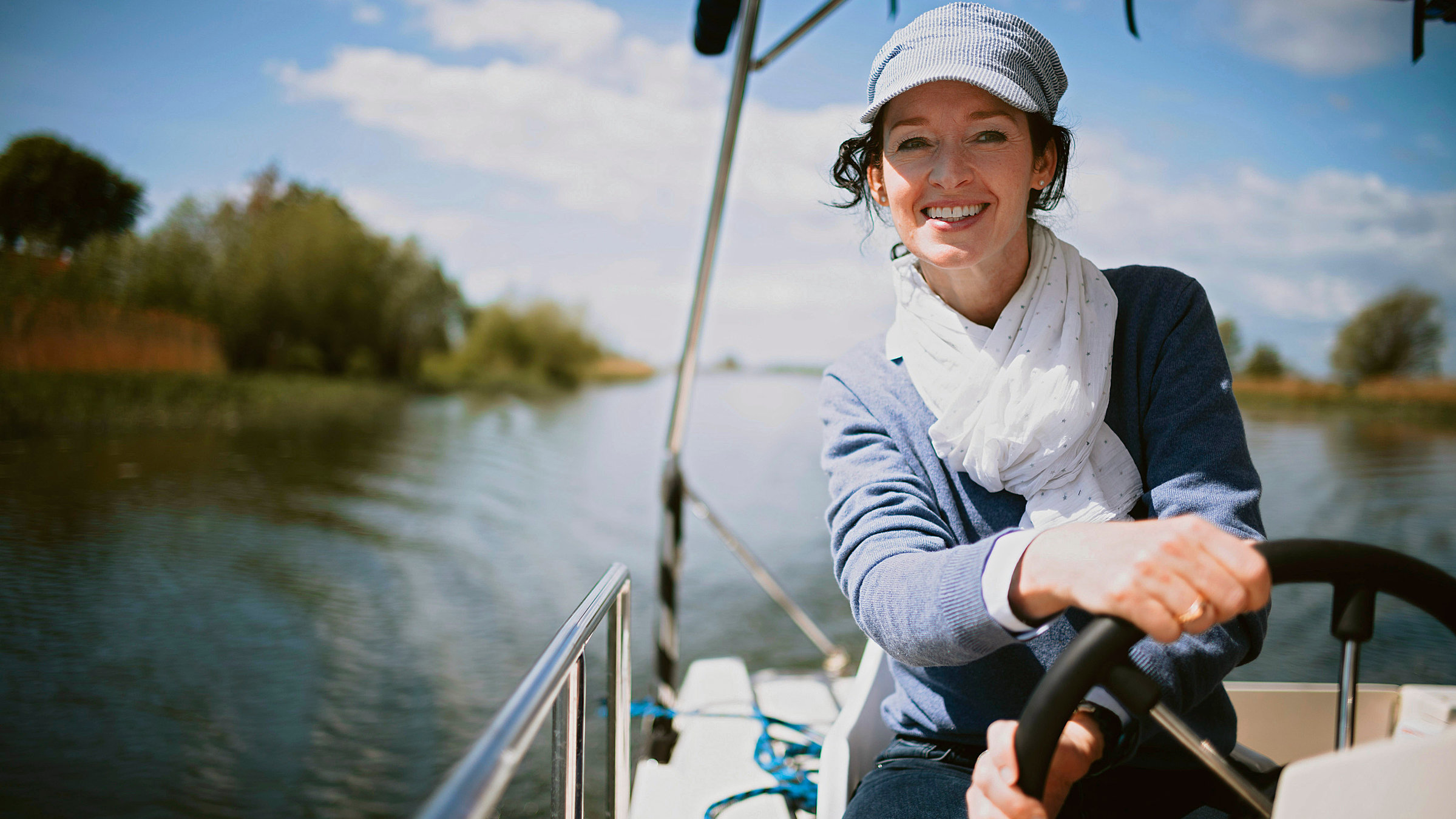 "Ostwärts - Mit dem Hausboot durch Masuren": Julia Finkernagel steuert ein Hausboot.