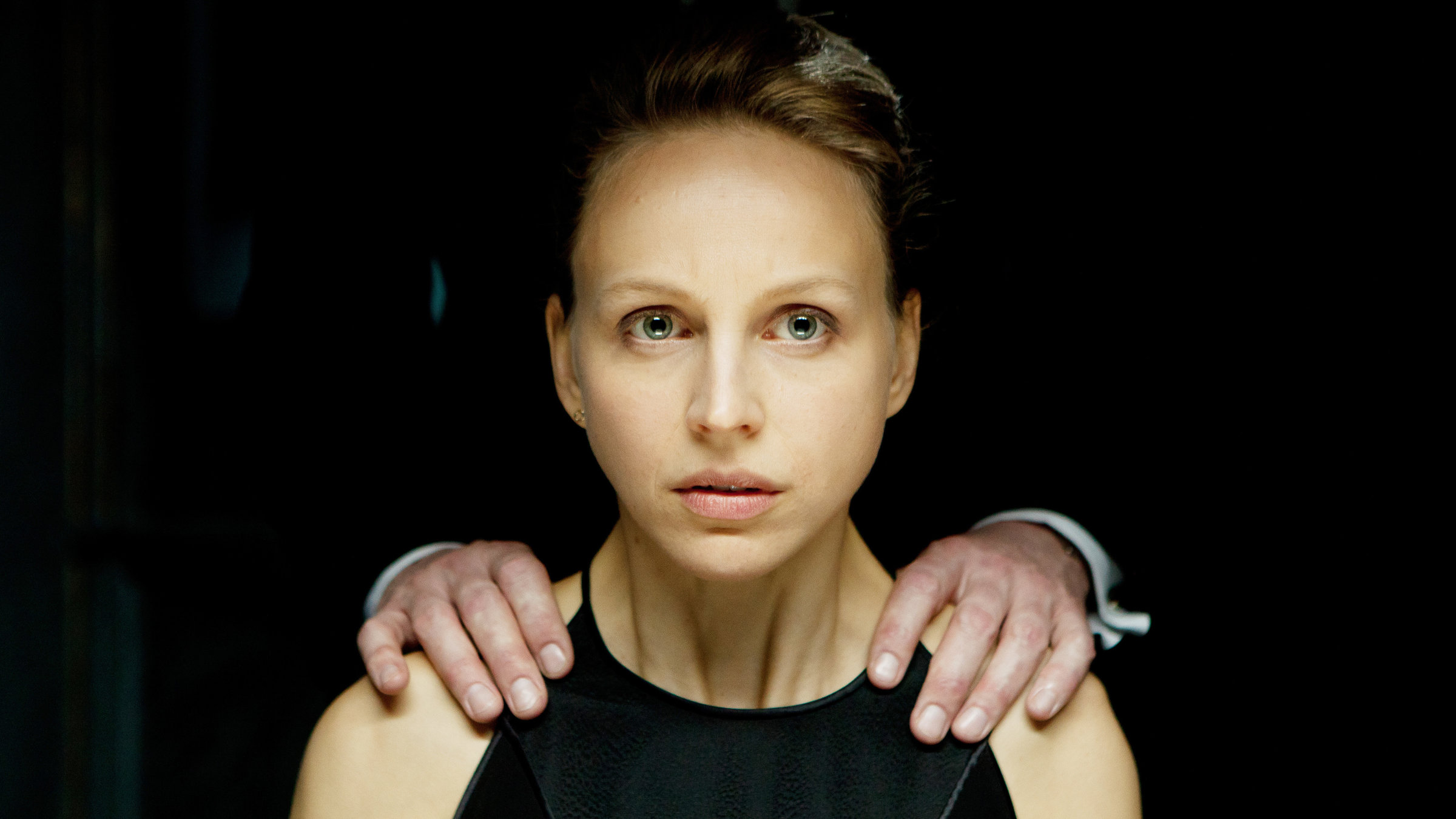 "Ein gefährliches Angebot": Ina Roth (Petra Schmidt-Schaller) schaut ängstlich. Jemand hat seine Hände von hinten auf ihre Schultern gelegt.