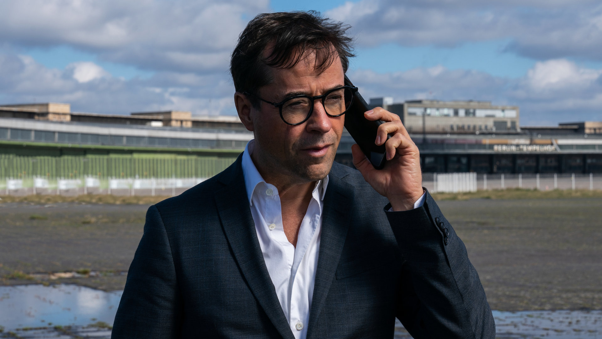 "Requiem für einen Freund": Joachim Vernau (Jan Josef Liefers) hält ein Telefon an sein linkes Ohr.