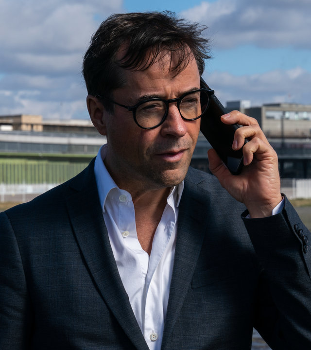 "Requiem für einen Freund": Joachim Vernau (Jan Josef Liefers) hält ein Telefon an sein linkes Ohr.