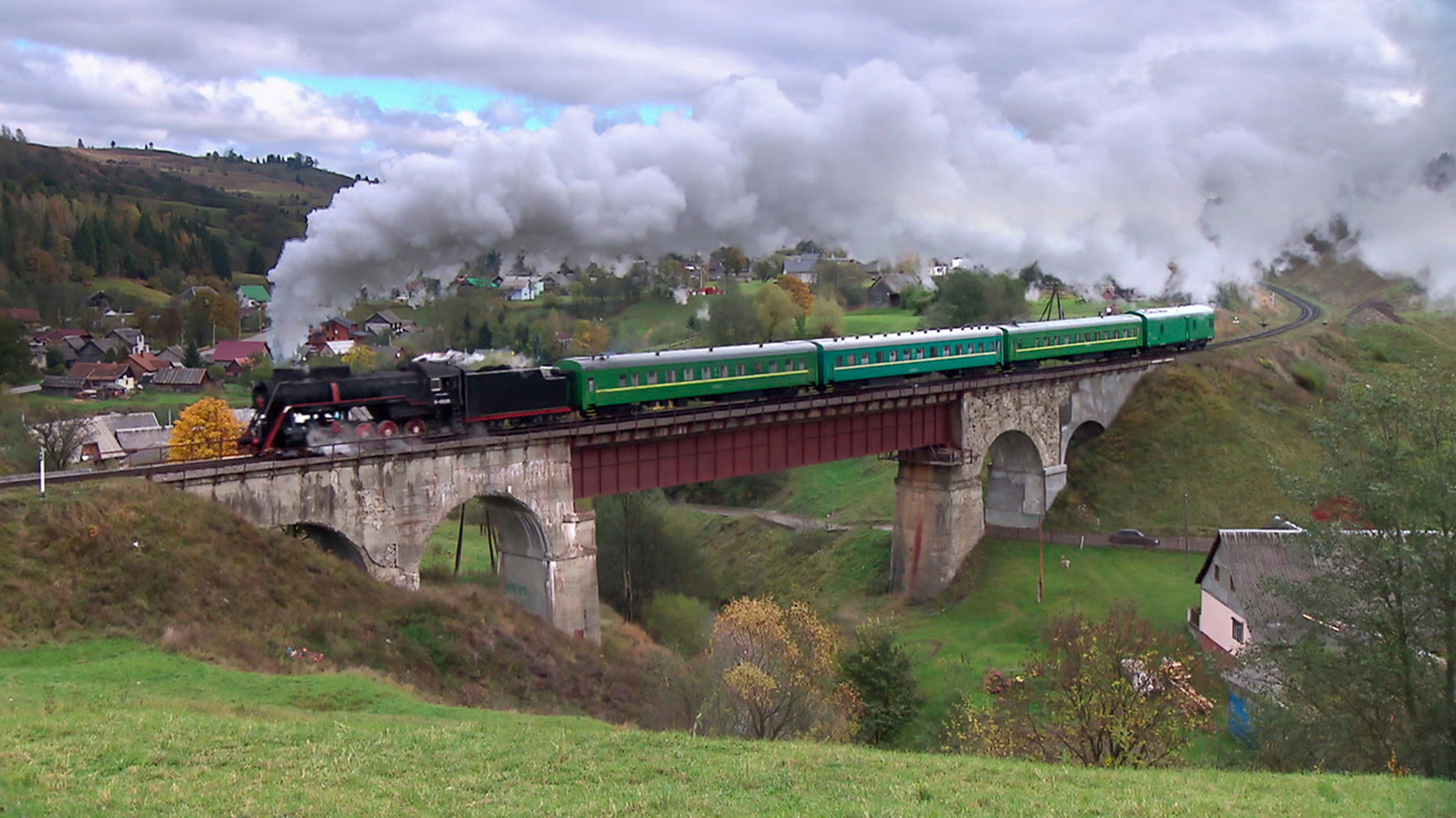 "Dampfreise in die Karpaten": Die nichtelektrifizierte Strecke zeichnet sich aus durch ihre vielen Kunstbauten, zum großen Teil sind die historischen Viadukte noch befahrbar.