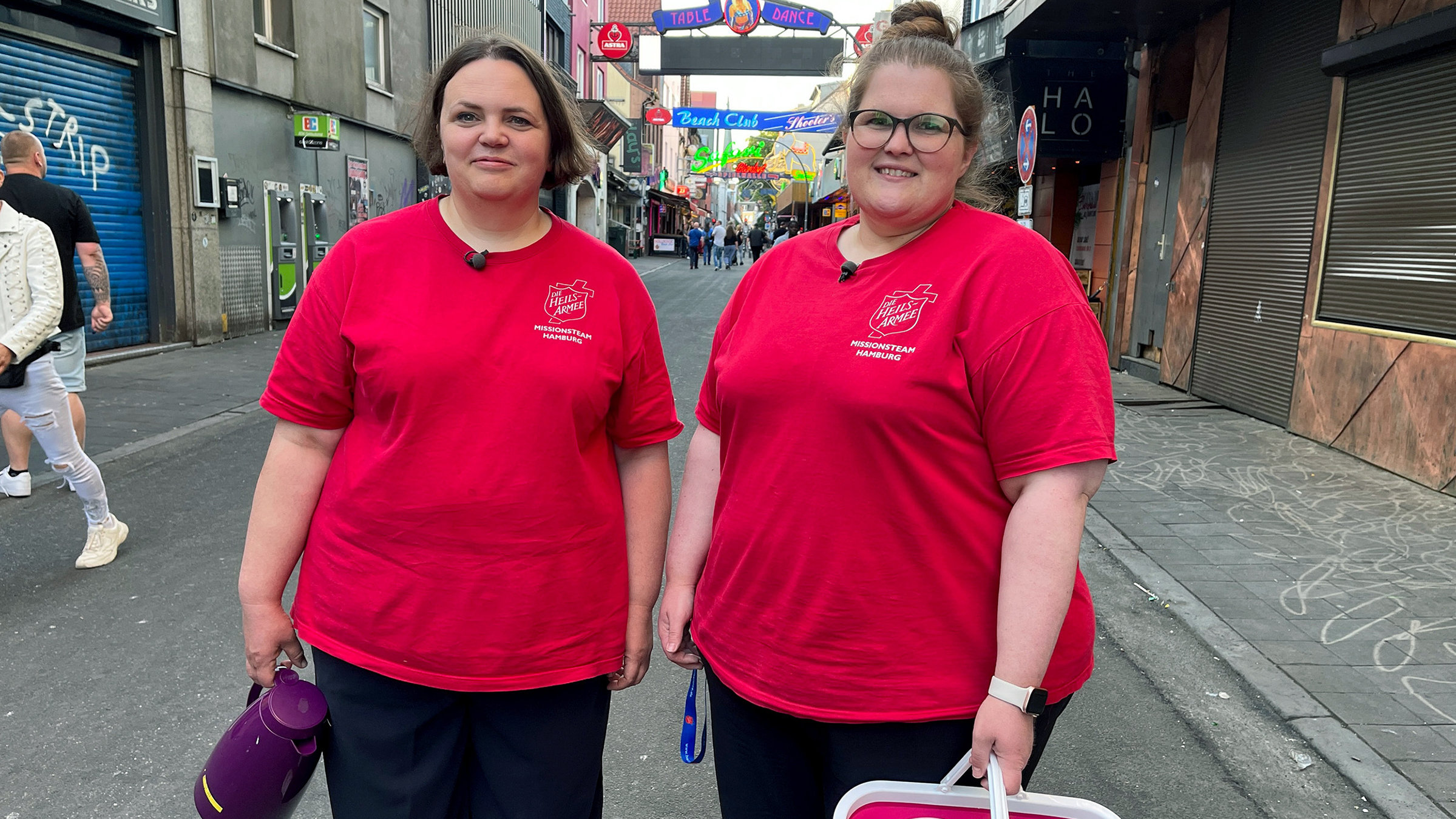 "Die Nordreportage: Jesus auf dem Kiez": Ihr Gebiet: St. Pauli und der Kiez. Die Missionsleiterinnen der Heilsarmee, Mareike Walz und Anne Beinker, helfen Menschen in Not – und die ist auf St. Pauli besonders groß.