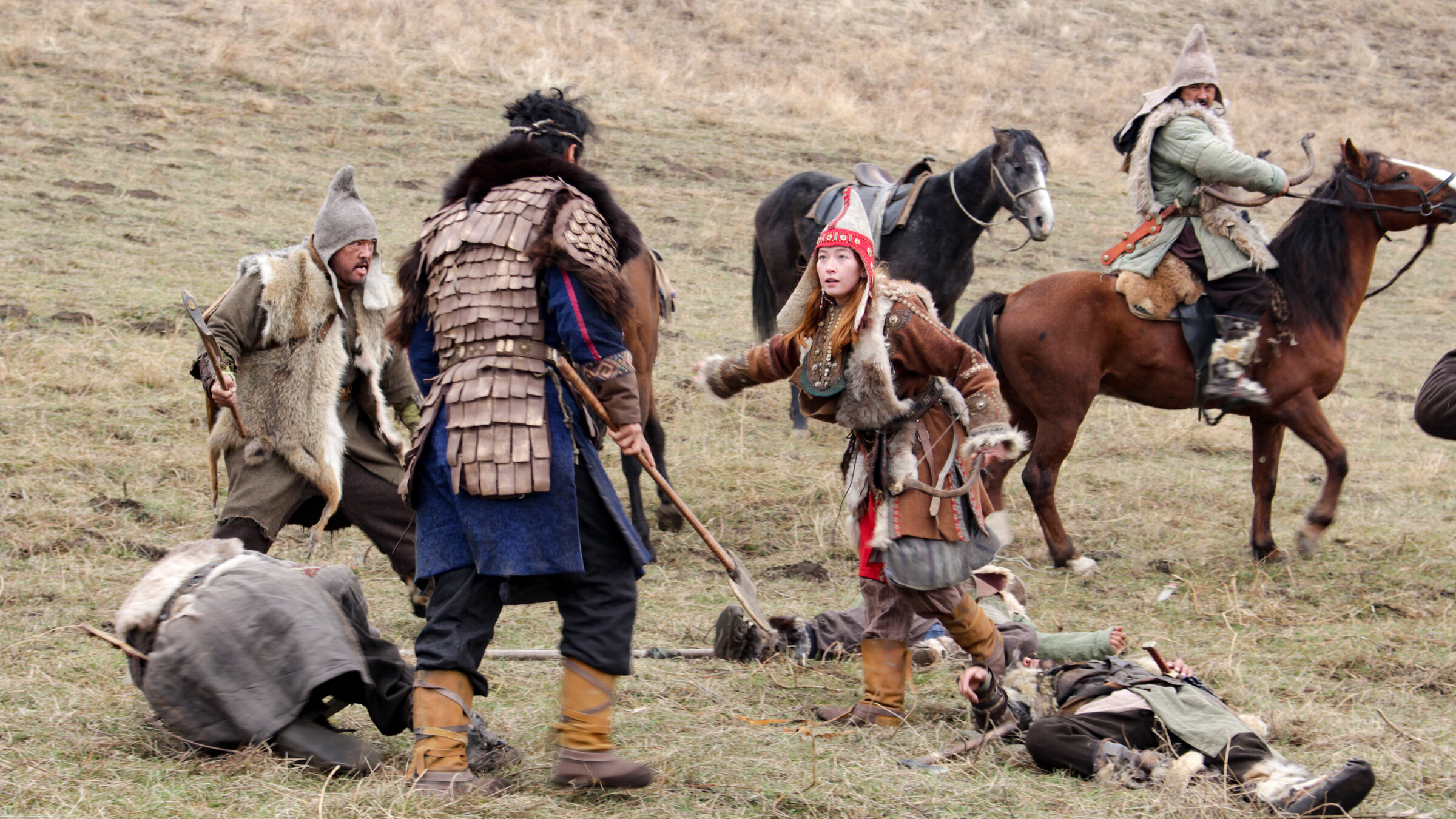 "Amazonen – Die wehrhaften Frauen": Alkaya kämpft mit den feindlichen skythischen Stammesführer, Gaziza Tleubay (Mitte).