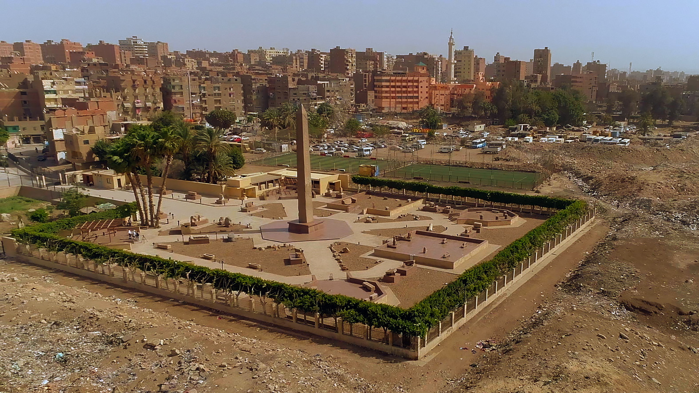 "Terra X: Die Sonnenstadt der Pharaonen": Grabungsareal mit Obelisk im Norden von Kairo.