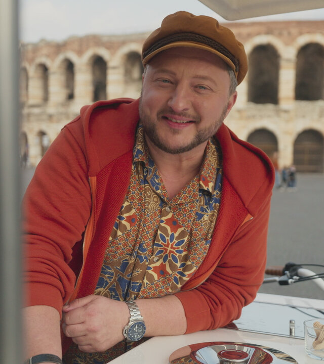 "besseresser: Die Tricks in Cremissimo, Pfeffer und Co. – Sebastian Lege deckt auf": Sebastian Lege steht auf einem Platz in Verona.