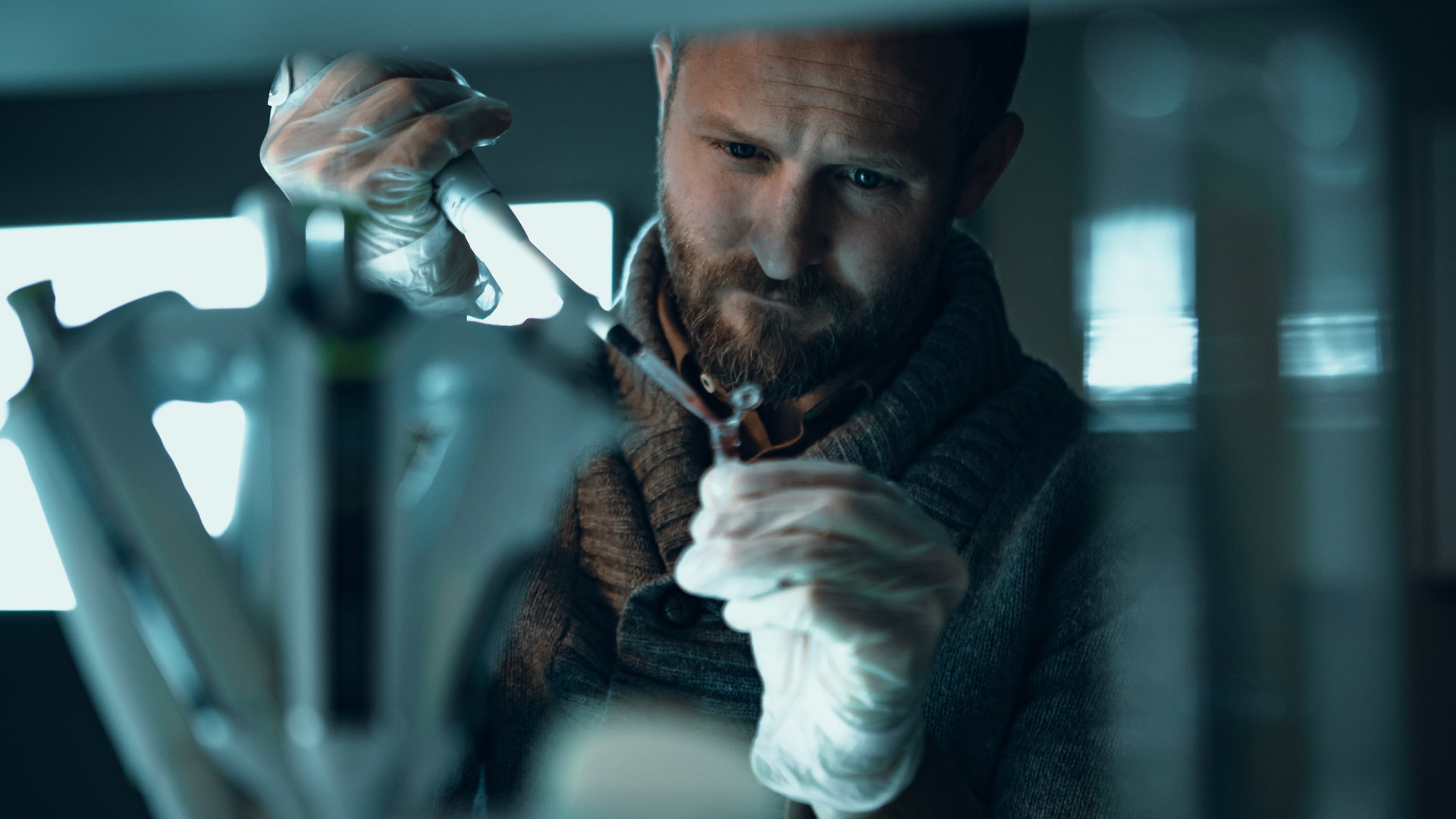 "Arctic Circle - Der unsichtbare Tod (3)": Dr. Thomas Lorenz (Maximilian Brückner) untersucht eine Blutprobe in seinem Labor.