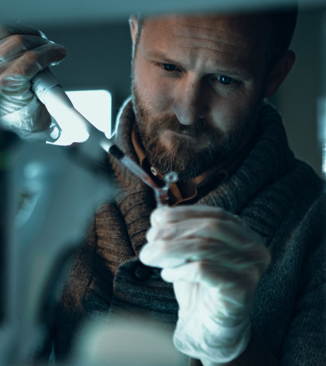 "Arctic Circle - Der unsichtbare Tod (3)": Dr. Thomas Lorenz (Maximilian Brückner) untersucht eine Blutprobe in seinem Labor.