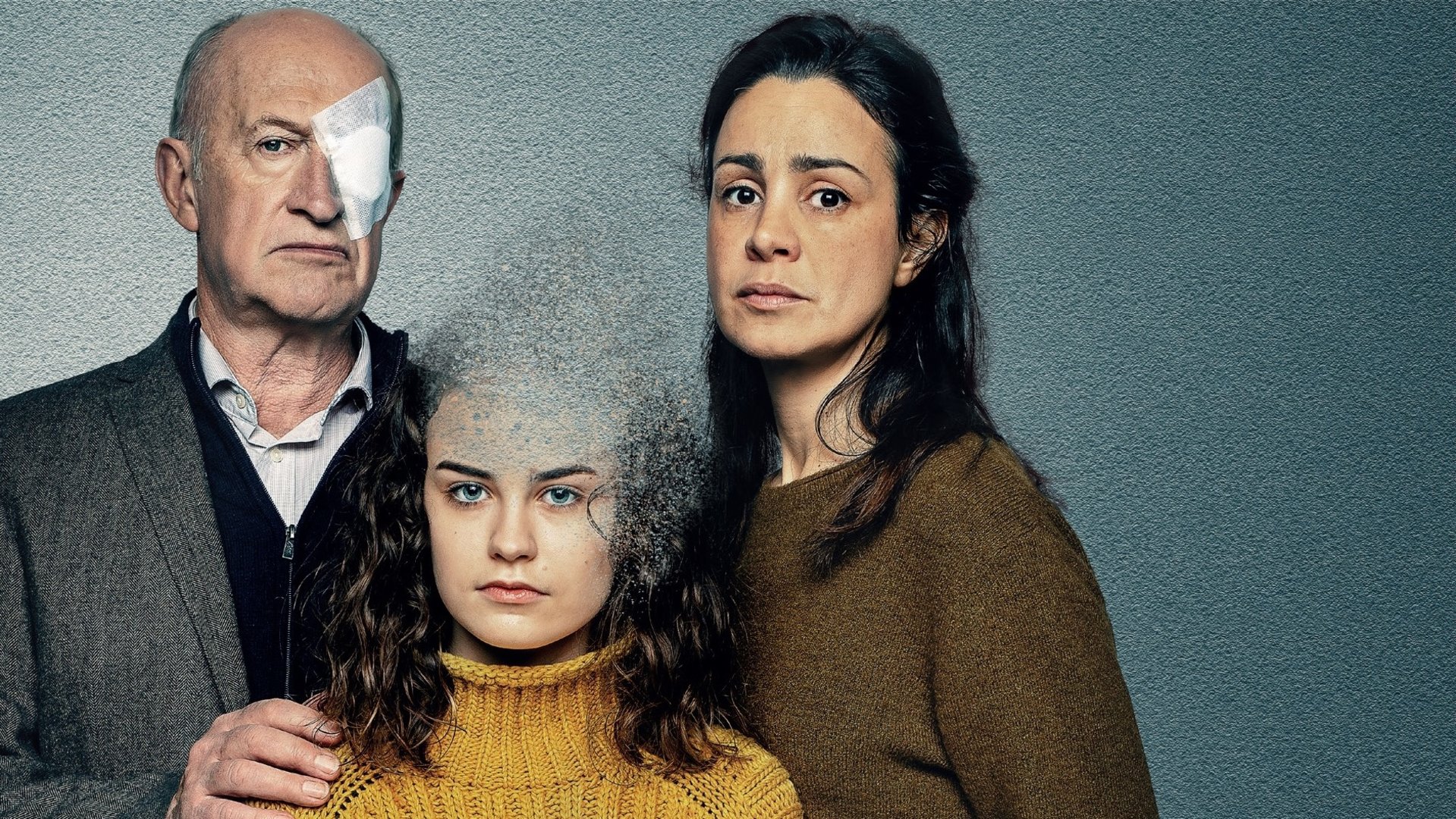 "Unseen: Der letzte Tag des Exils": Laurence Decondé (Myriem Akheddiou) und ihr Vater Victor Decondé (Luc van Grunderbeeck) stehen beschützend hinter Lily (Elisa Echevarria).