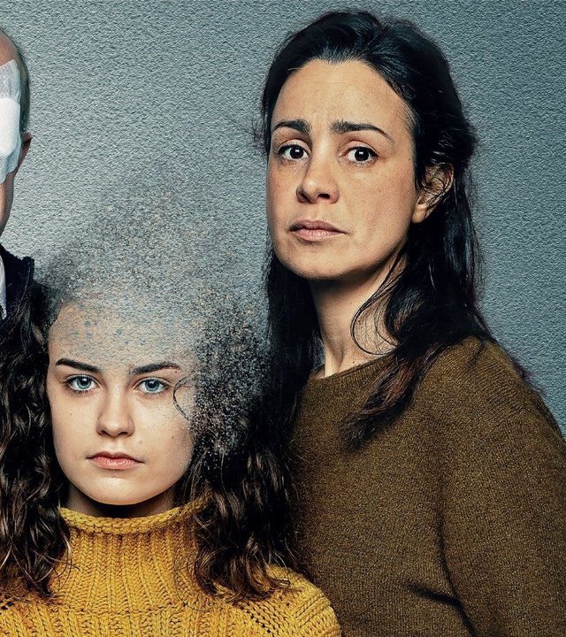 "Unseen: Der letzte Tag des Exils": Laurence Decondé (Myriem Akheddiou) und ihr Vater Victor Decondé (Luc van Grunderbeeck) stehen beschützend hinter Lily (Elisa Echevarria).