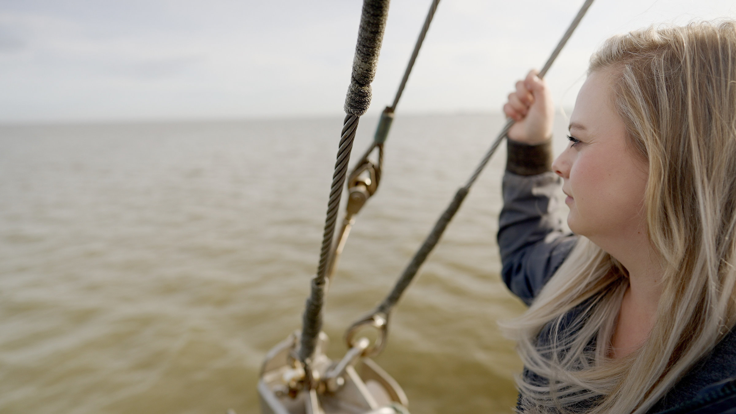 "37° Leben - Die Seefrau": Anna-Lena Jacobs steht auf dem Kutter und hält sich an Seil fest.
