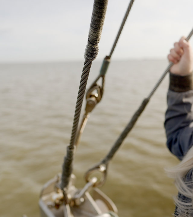 "37° Leben - Die Seefrau": Anna-Lena Jacobs steht auf dem Kutter und hält sich an Seil fest.