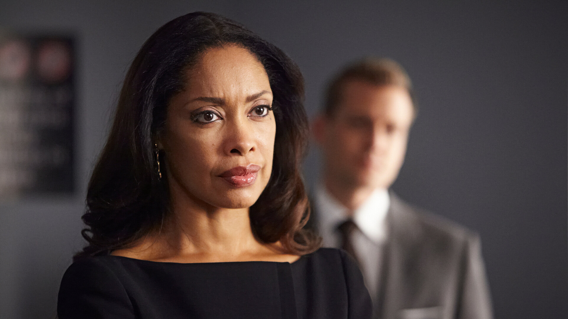 "Suits - Endspiel": Jessica (Gina Torres) steht mit ernstem Blick im Vordergrund. Im Hintergrund ist Harvey (Gabriel Macht) unscharf zu erkennen.