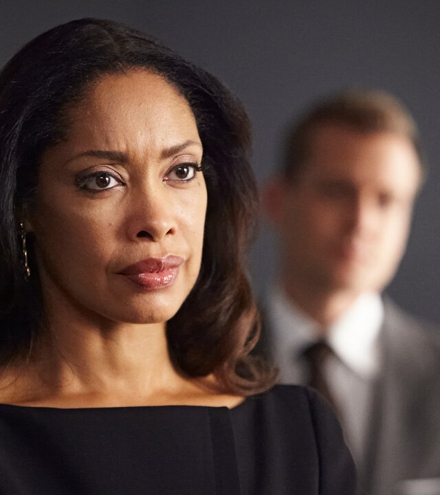 "Suits - Endspiel": Jessica (Gina Torres) steht mit ernstem Blick im Vordergrund. Im Hintergrund ist Harvey (Gabriel Macht) unscharf zu erkennen.