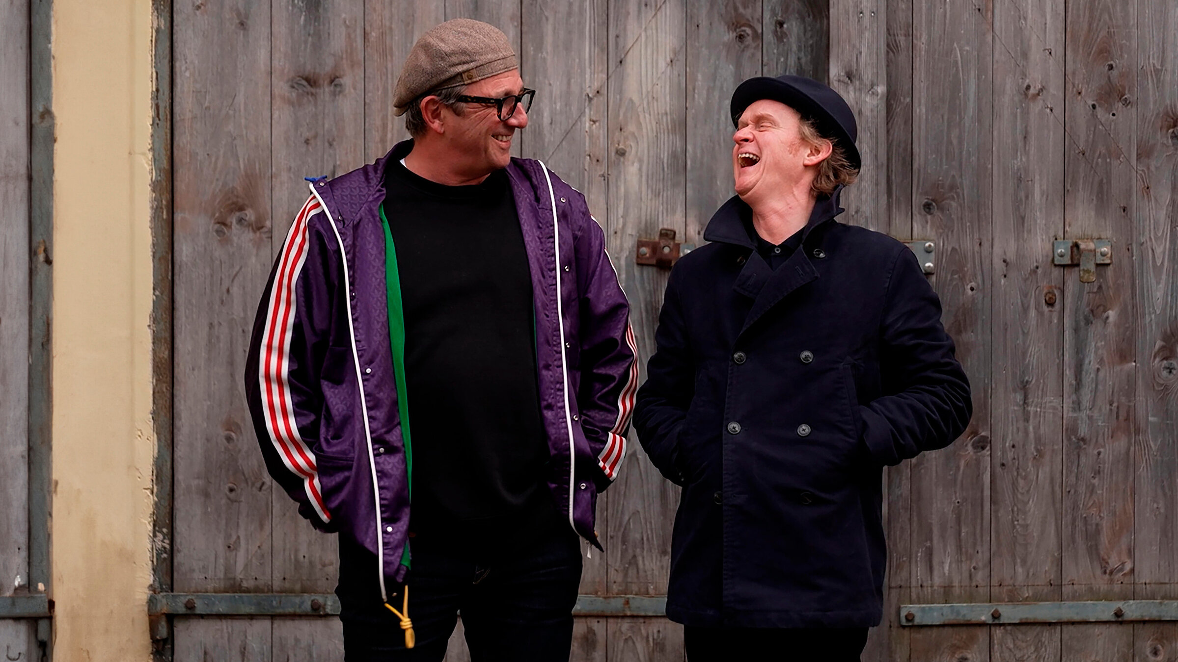 "Kurzstrecke mit Pierre M. Krause - Hans Sigl drängt Leuten Selfies auf": Schauspieler Hans Sigl (li.) und SWR Moderator Pierre M. Krause treffen sich zum zweiten Teil und haben immer noch das Gleiche an. Alles in allem eine ammermäßige Folge. Darauf geben wir euch Brief und Sigl.