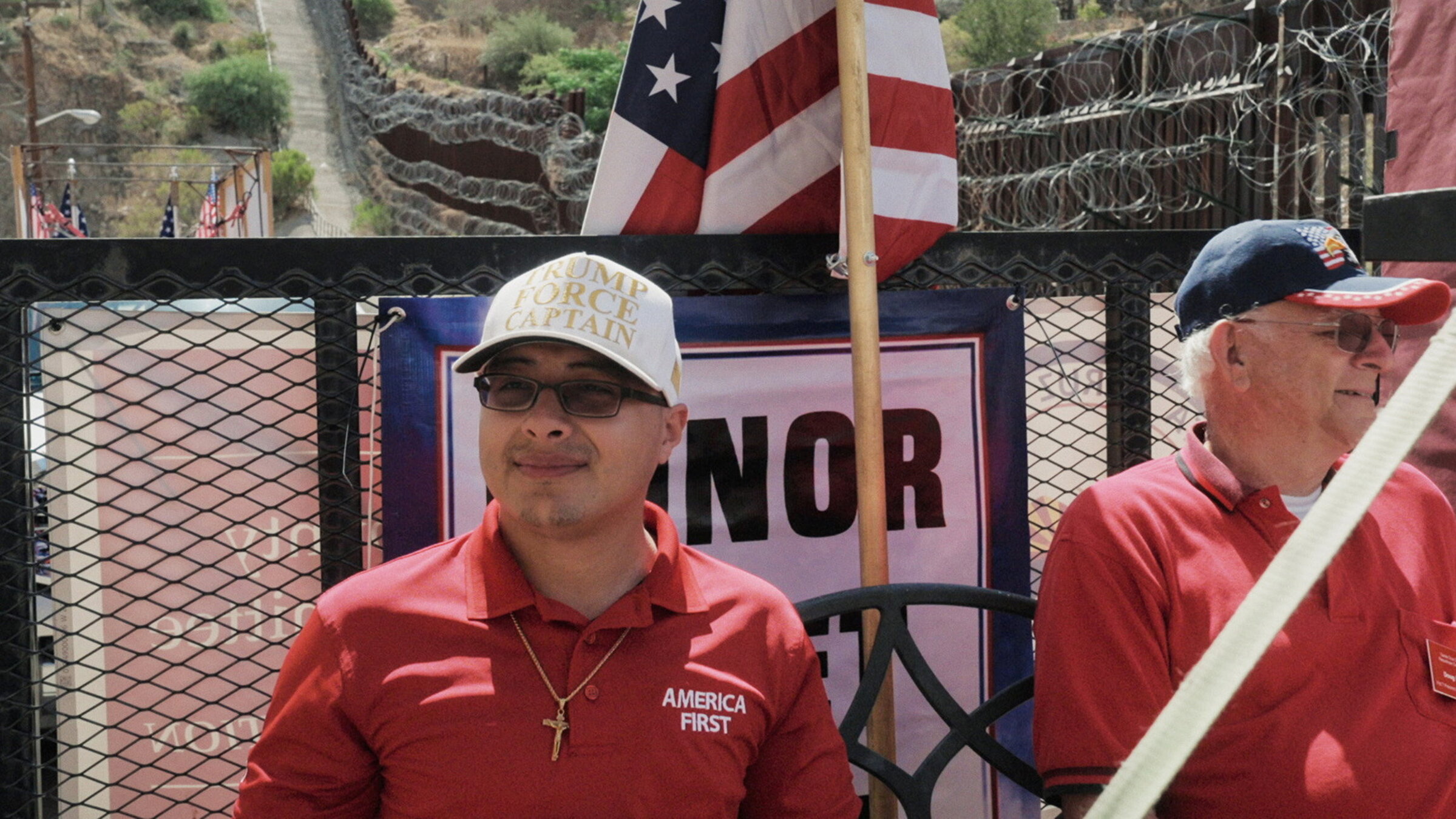 "Trump, Maga und Migranten – Verabschieden sich die Amerikaner vom Einwanderungsland?": Hauptprotagonist vor USA-Flagge.