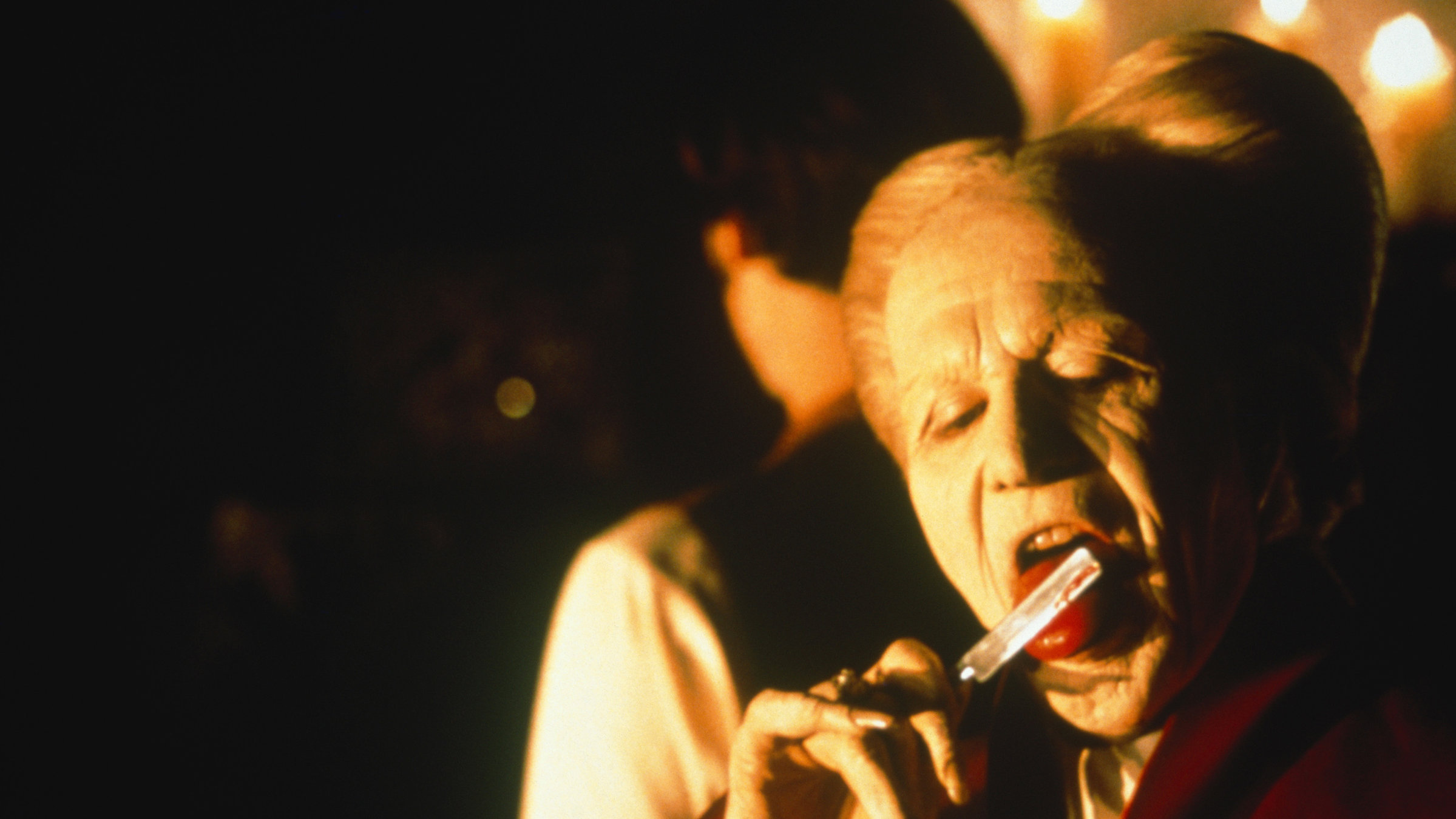 "Bram Stoker's Dracula": Dracula (Gary Oldman) leckt das Rasiermesser ab, auf dem sich Jonathan Harkers (Keanu Reeves) Blut befindet. Dieser hat ihm den Rücken zugewandt und steht hinter ihm.