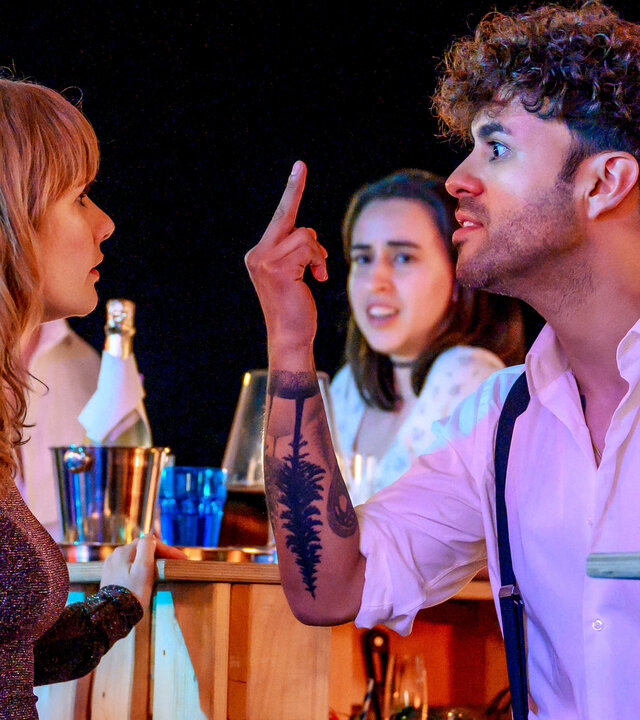 "SOKO Linz - Durch die Nacht": Nele Oldendorf (Anna Hausburg) blickt entgeistert in das Gesicht des Barkeepers Lorenzo Branik (Denis Kläfiger), der ihr drohend seinen Mittelfinger entgegen streckt.