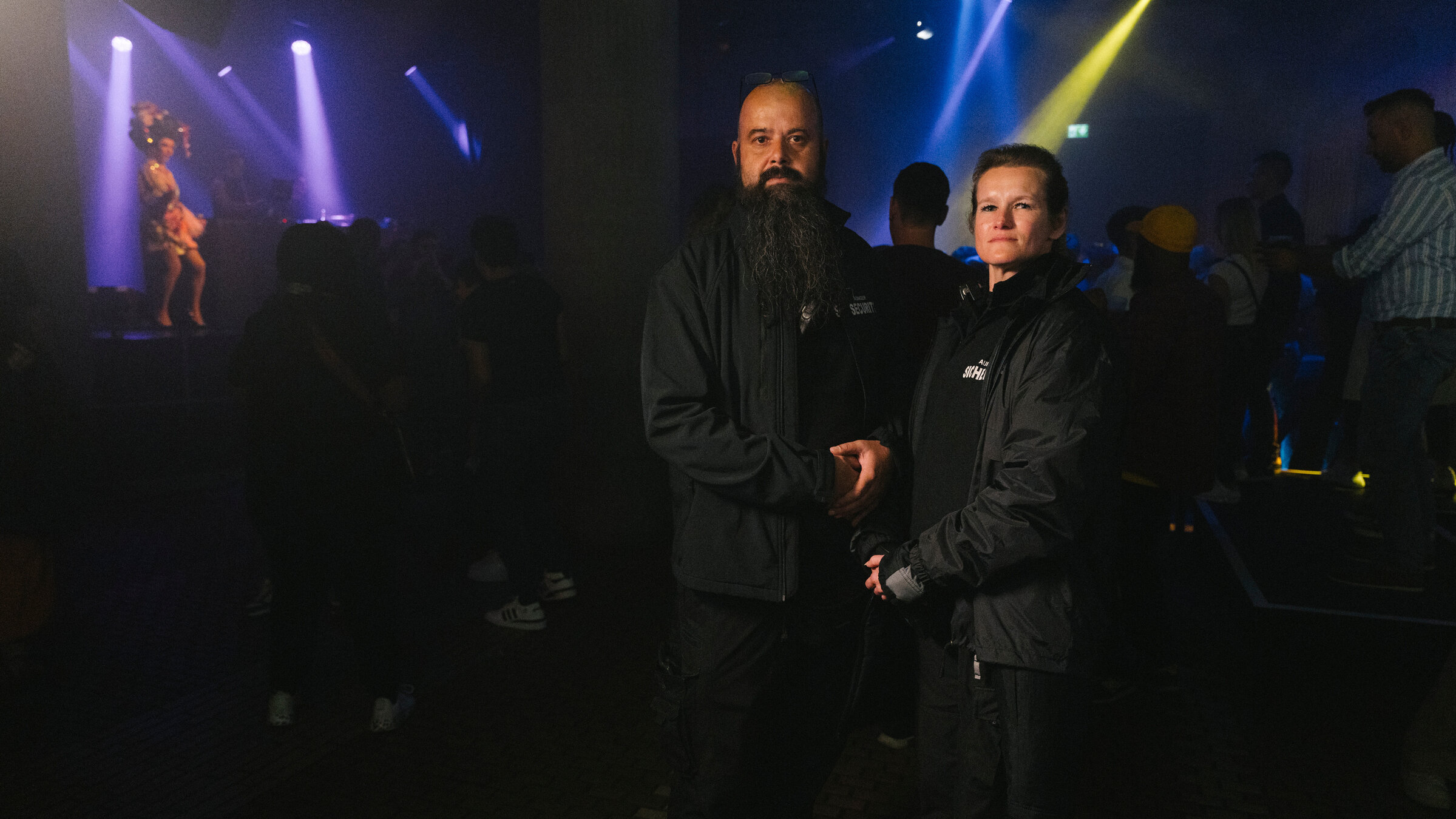 "Türsteher - die Mächtigen der Nacht": Jan und Rica stehen nebeneinander im Club und schauen in die Kamera.