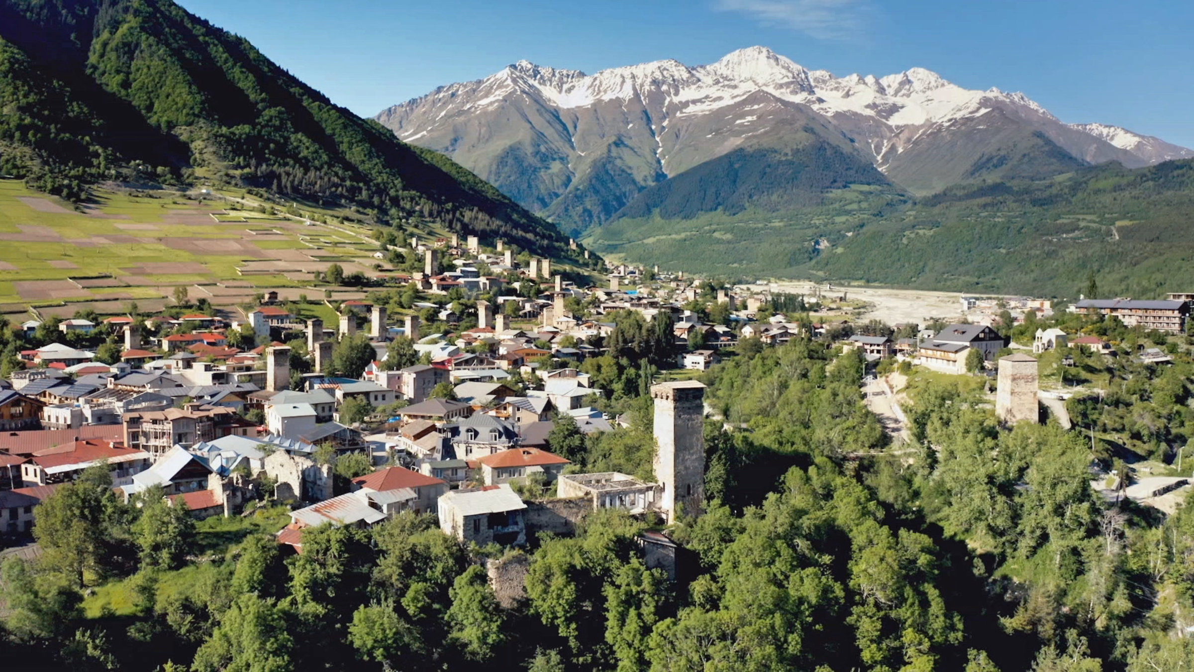"Georgien von oben":  Blick von oben auf steinerne Türme und Dächer eines georgischen Dorfes.