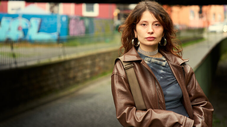 "37°Leben: Ich war Prostituierte": Vivien lehnt an einem Geländer und schaut in Kamera.