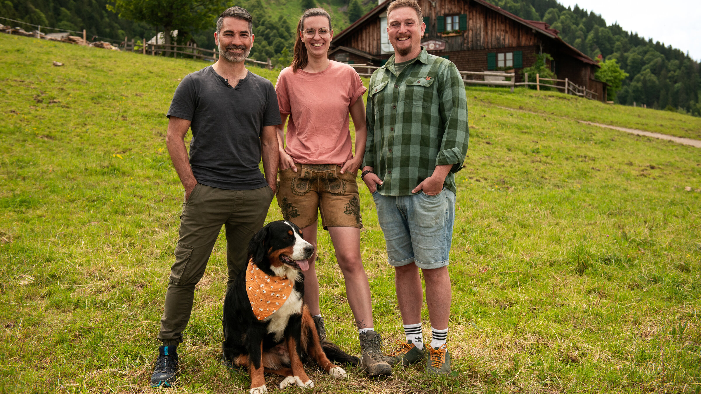 "Berghütten mit Marcus Fahn - Neue Wege finden": Moderator Marcus Fahn (links) auf der Alpe Obere Kalle mit Pächter Christoph und Lisa vor der Hütte.
