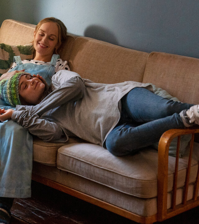 "Sweet Disaster": Frida (Friederike Kempter) fläzt sich auf einer alten Couch und Yolanda (Lena Urzendowsky) liegt neben ihr mit dem Kopf  in Fridas Schoß.