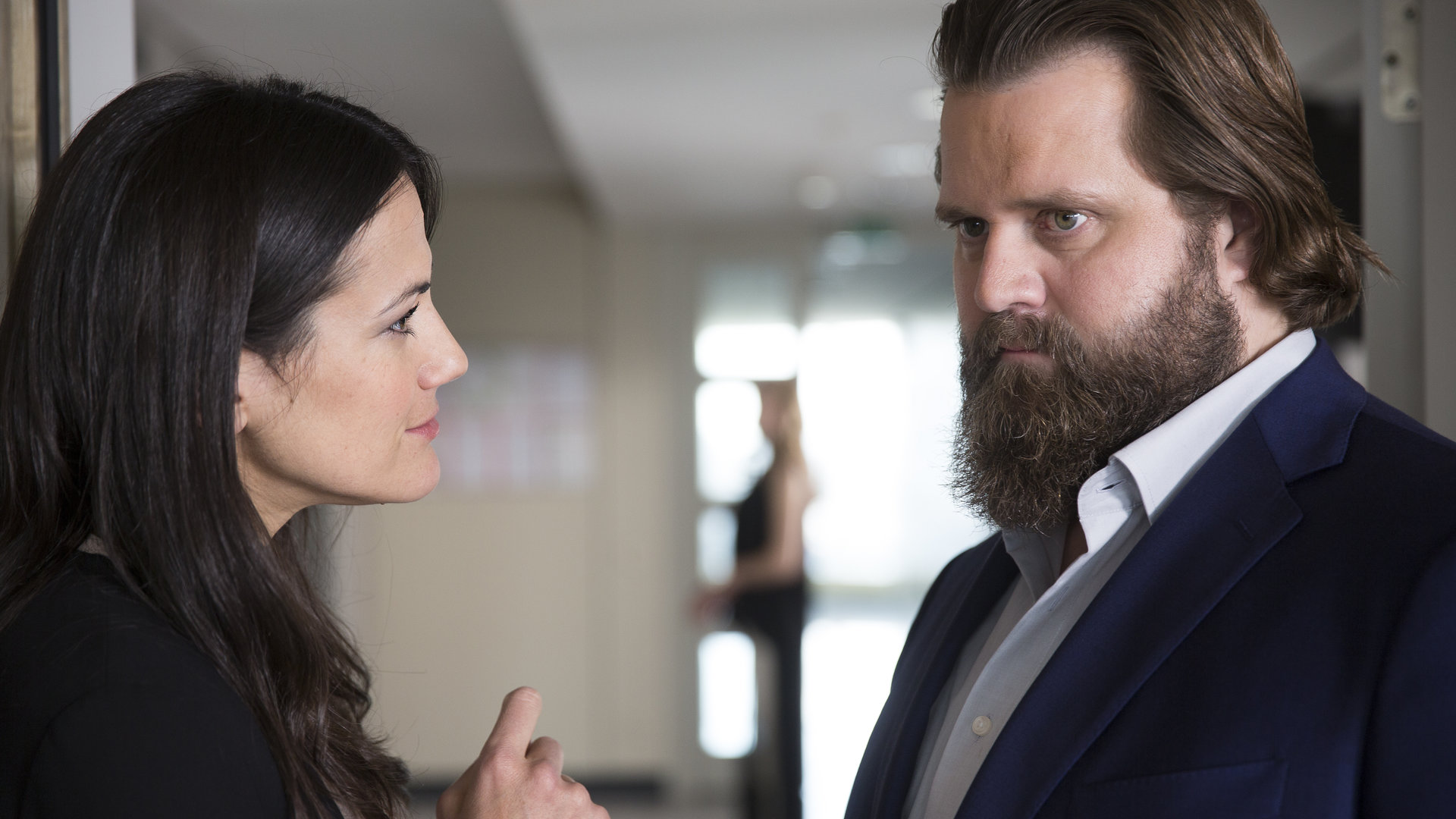 "Ein Fall für zwei - Glamourgirl": Staatsanwältin Claudia Strauss (Bettina Zimmermann) und Benni Hornberg (Antoine Monot, Jr.) stehen sich in einem Gang des Gerichtsgebäudes gegenüber. Sie hat offenbar schlechte Nachrichten, was den Strafverteidiger ziemlich nachdenklich stimmt.