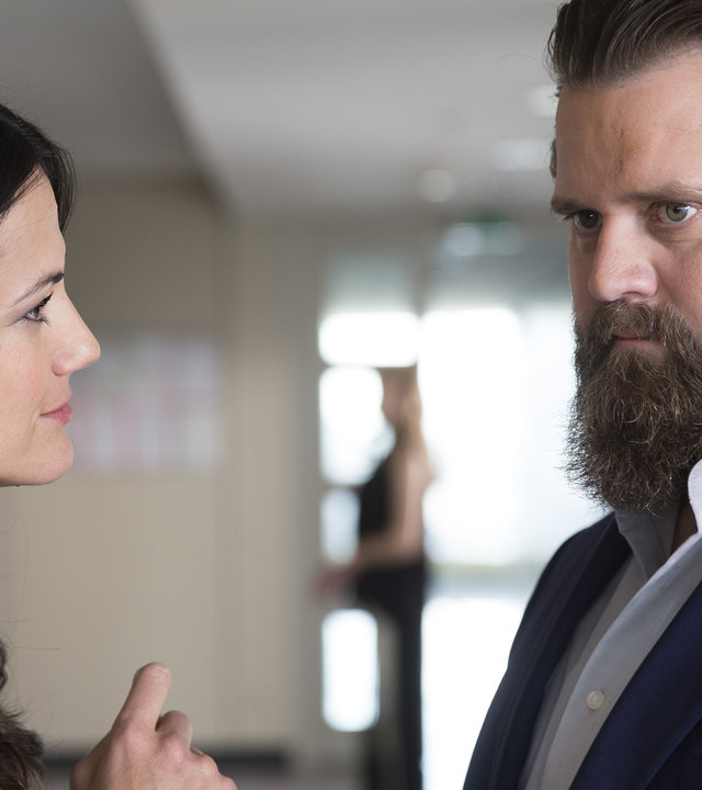 "Ein Fall für zwei - Glamourgirl": Staatsanwältin Claudia Strauss (Bettina Zimmermann) und Benni Hornberg (Antoine Monot, Jr.) stehen sich in einem Gang des Gerichtsgebäudes gegenüber. Sie hat offenbar schlechte Nachrichten, was den Strafverteidiger ziemlich nachdenklich stimmt.