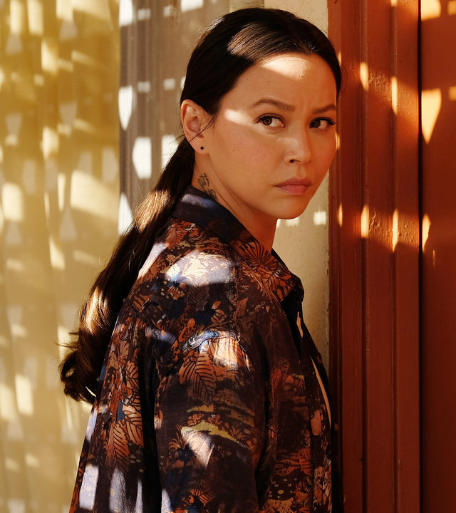 "The Rookie - Grenzen": Chen (Melissa O`Neil) öffnet behutsam eine Tür und schaut dabei vorsichtig zur Seite.