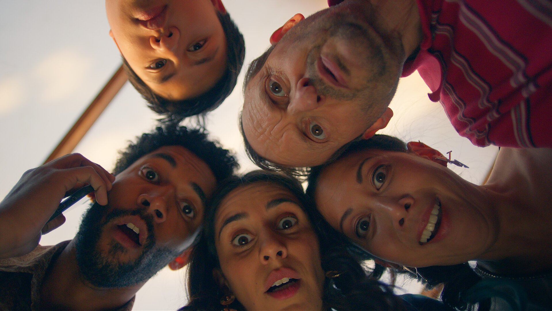 "Doppelhaushälfte - Hausaufgaben": Andi (Milan Peschel), Tracy (Minh-Khai Phan-Thi), Mari (Maryam Zaree), Theo (Benito Bause) und Rocco (Hoang Minh Ha) stehen im Kreis und schauen von oben in die Kamera, alle haben einen überraschten Gesichtsausdruck. Andi hat ein Handy am Ohr.