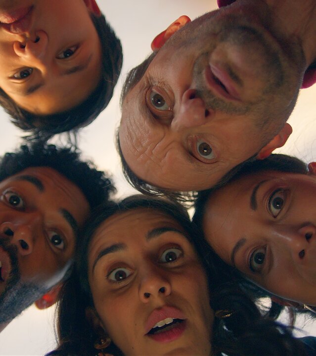 "Doppelhaushälfte - Hausaufgaben": Andi (Milan Peschel), Tracy (Minh-Khai Phan-Thi), Mari (Maryam Zaree), Theo (Benito Bause) und Rocco (Hoang Minh Ha) stehen im Kreis und schauen von oben in die Kamera, alle haben einen überraschten Gesichtsausdruck. Andi hat ein Handy am Ohr.