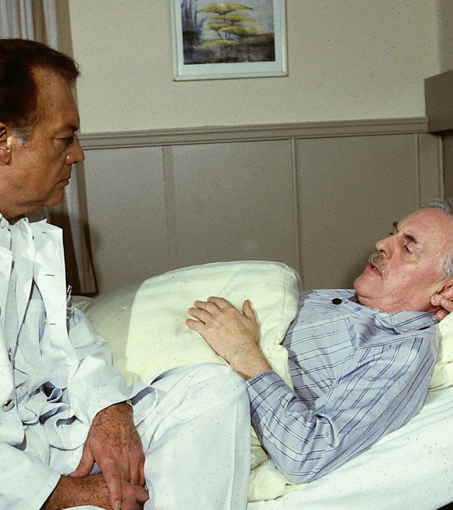 "Die Schwarzwaldklinik - Eine starke Frau": Prof. Brinkmann (Klausjürgen Wussow) sitzt beim Patienten Franz Lempert (Klaus Höhne) am Bett und unterhält sich mit ihm.