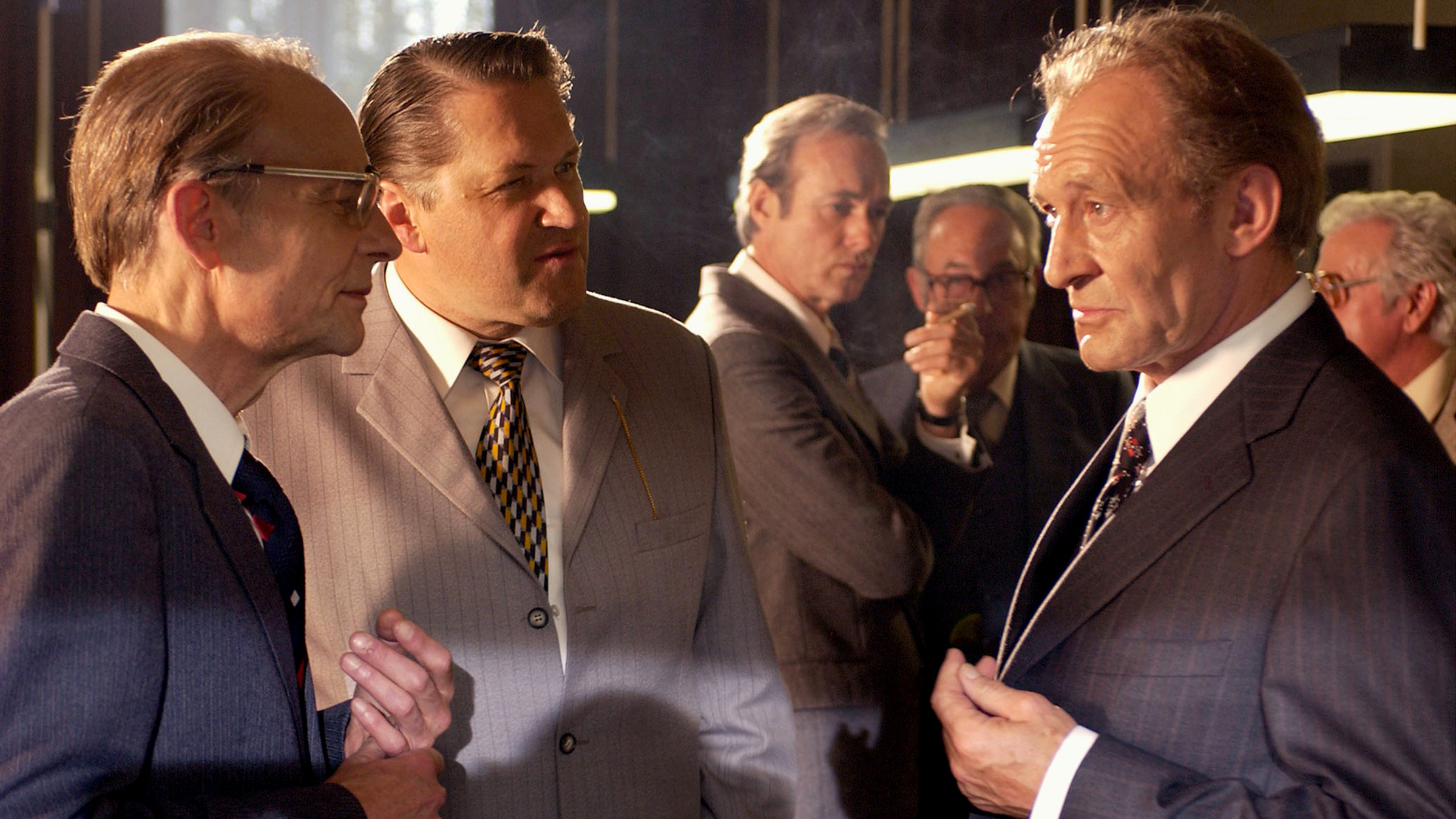 "Im Schatten der Macht": Wolfang Kaven als Schatzmeister Nau, Michael Brandner als Holger Börner, Sieman Rühaak als Karl Ravens und Michael Mendel als Willy Brandt