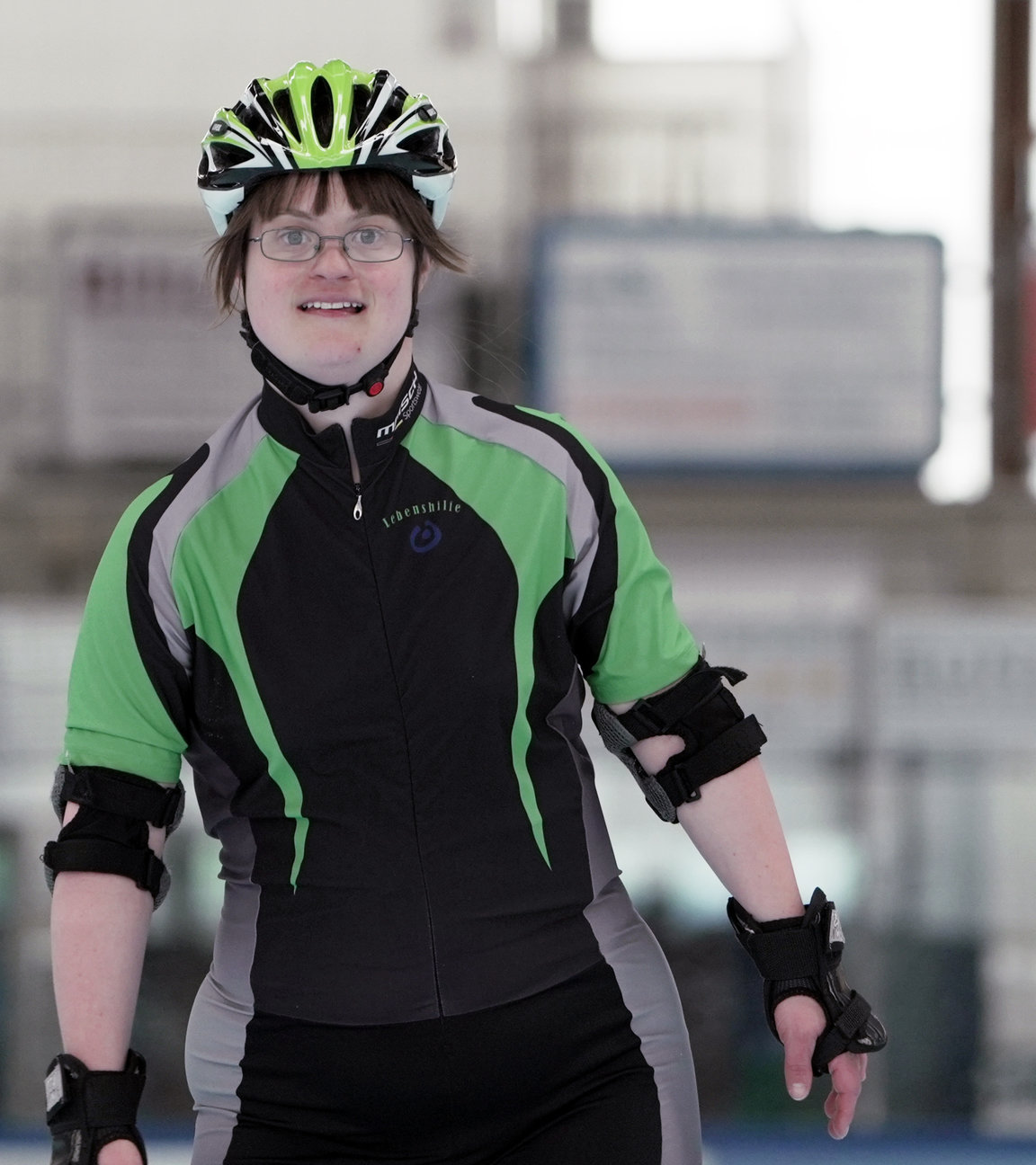 "einfach Mensch - Stefanie Wiegel: Auf acht Rollen zu den Special Olympics '23": Stefanie Wiegel steht auf der Laufbahn im Trainingsanzug.