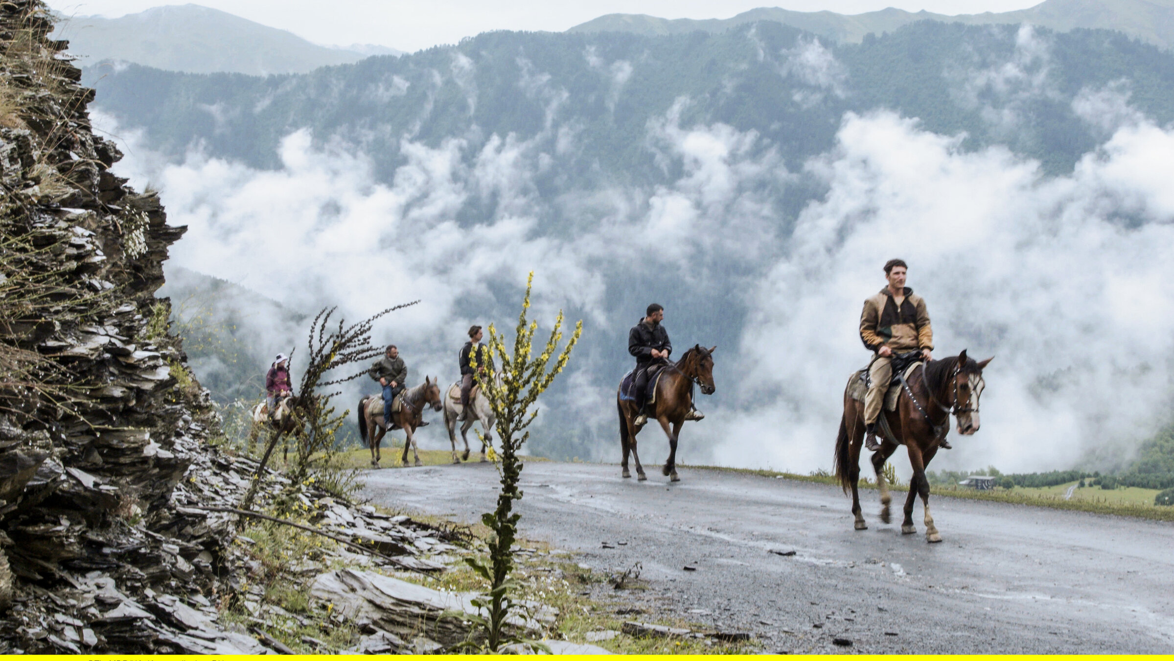 "Georgiens letzte Pferdemänner": Giorgi reitet mit einer französisch-polnischen Gruppe durch die bergige Landschaft.