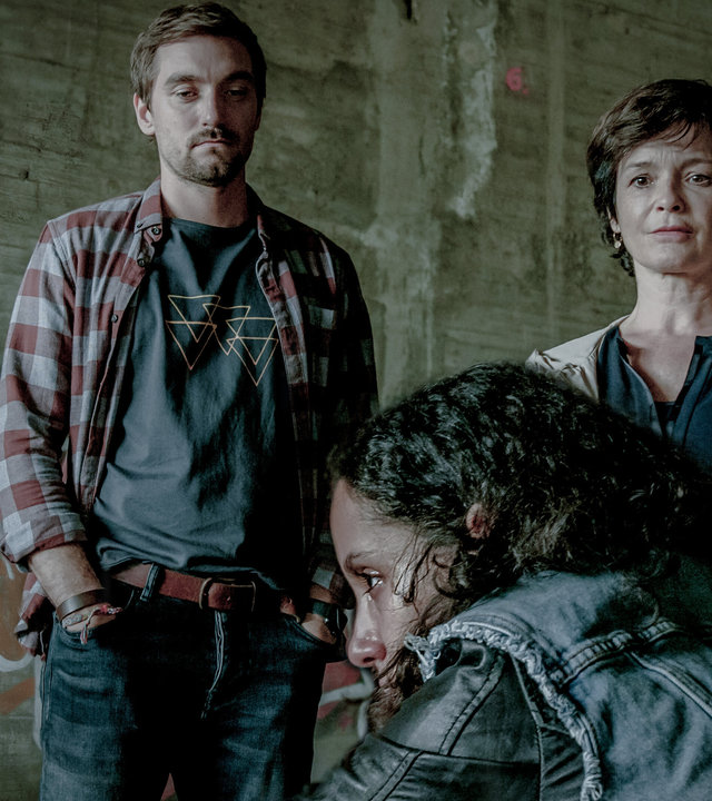 "SOKO Linz - Die Unsichtbaren": Johanna Haizinger (Katharina Stemberger) und Ben Halberg (Daniel Gawlowski) stehen vor einer Wand mit Graffitis. Die Obdachlose Franzi Berg (Kristin Alia Hunold) sitzt mit Tränen in den Augen vor ihnen auf dem Boden.