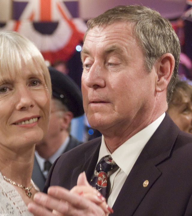 "Inspector Barnaby - Tanz in den Tod": Joyce (Jane Wymark) und Tom (John Nettles) tanzen zusammen auf einem Ball.