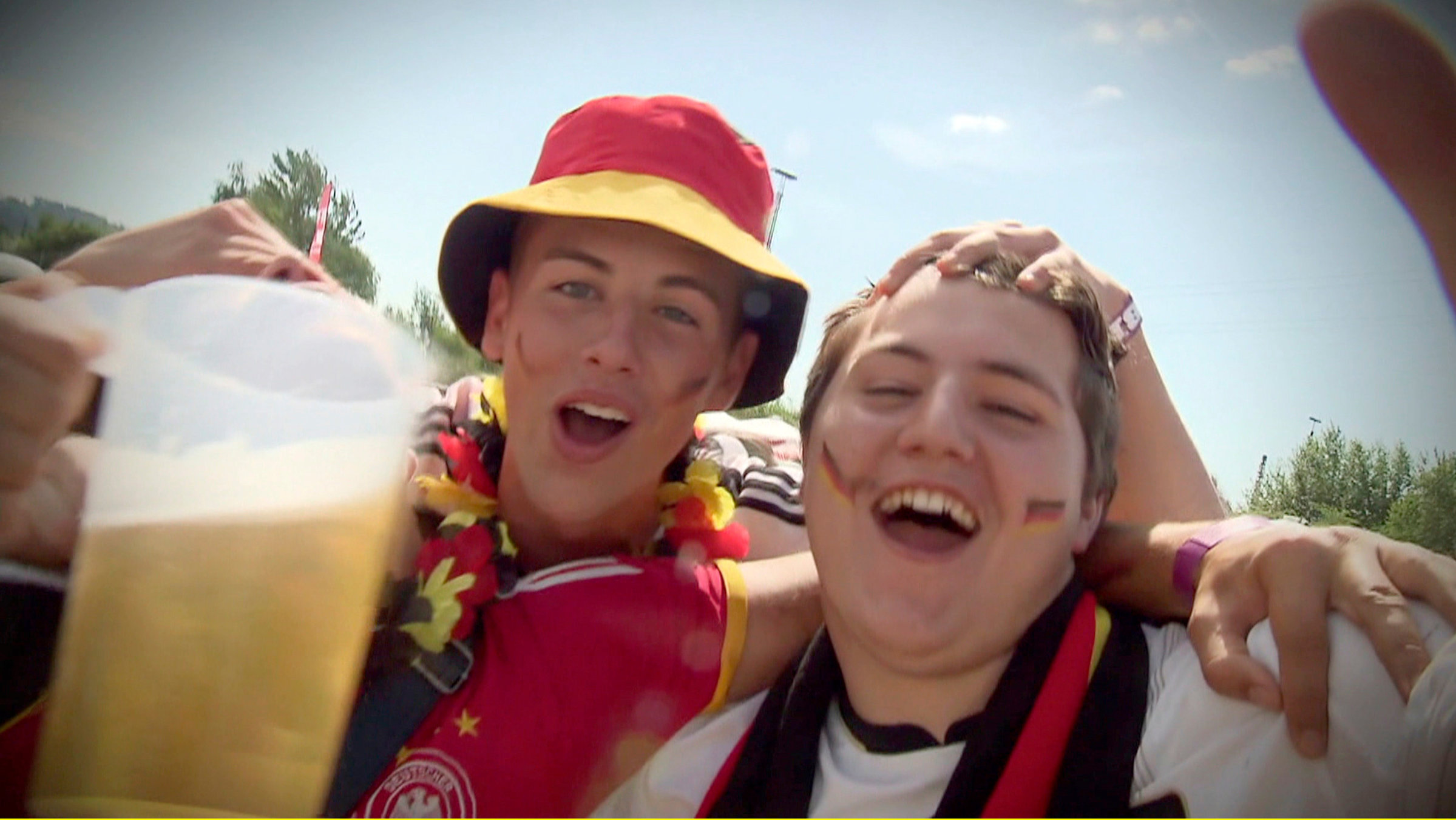 "Fußball und Bier - Wo Geld und Alkohol fließen": Fußball und Bier – für viele Fans gehört das untrennbar zusammen.