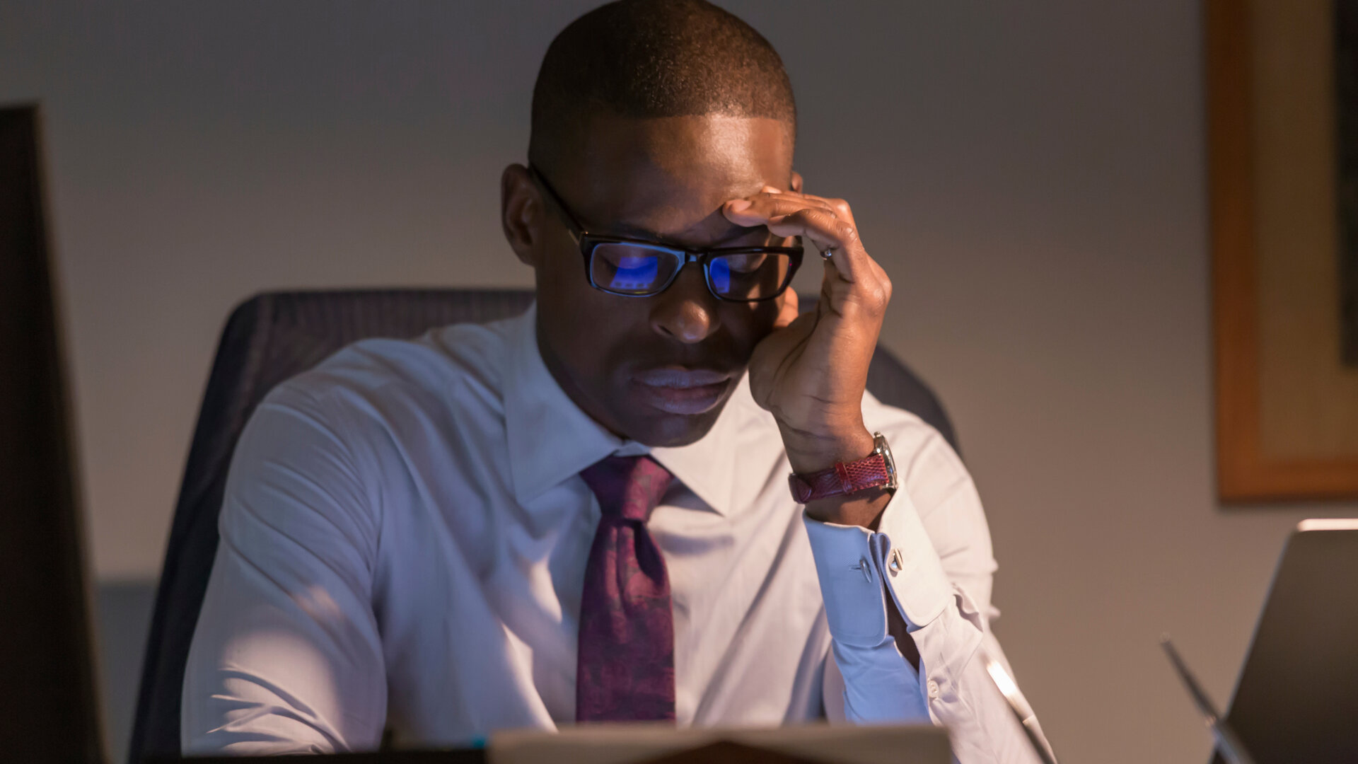 "This Is Us - Untiefen": Nahaufnahme: Randall Pearson (Sterling K. Brown) sitzt an einem Schreibtisch. Er hat die Augen geschlossen und greift sich an den Kopf.