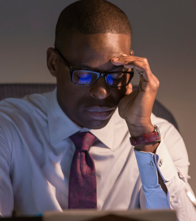 "This Is Us - Untiefen": Nahaufnahme: Randall Pearson (Sterling K. Brown) sitzt an einem Schreibtisch. Er hat die Augen geschlossen und greift sich an den Kopf.