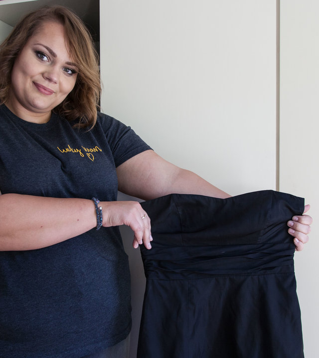 "37°: Mein dickes Problem - Der Kampf gegen die Kilos": Amira steht vor ihrem Kleiderschrank und hält lächelnd ein schwarzes Kleid in die Kamera.
