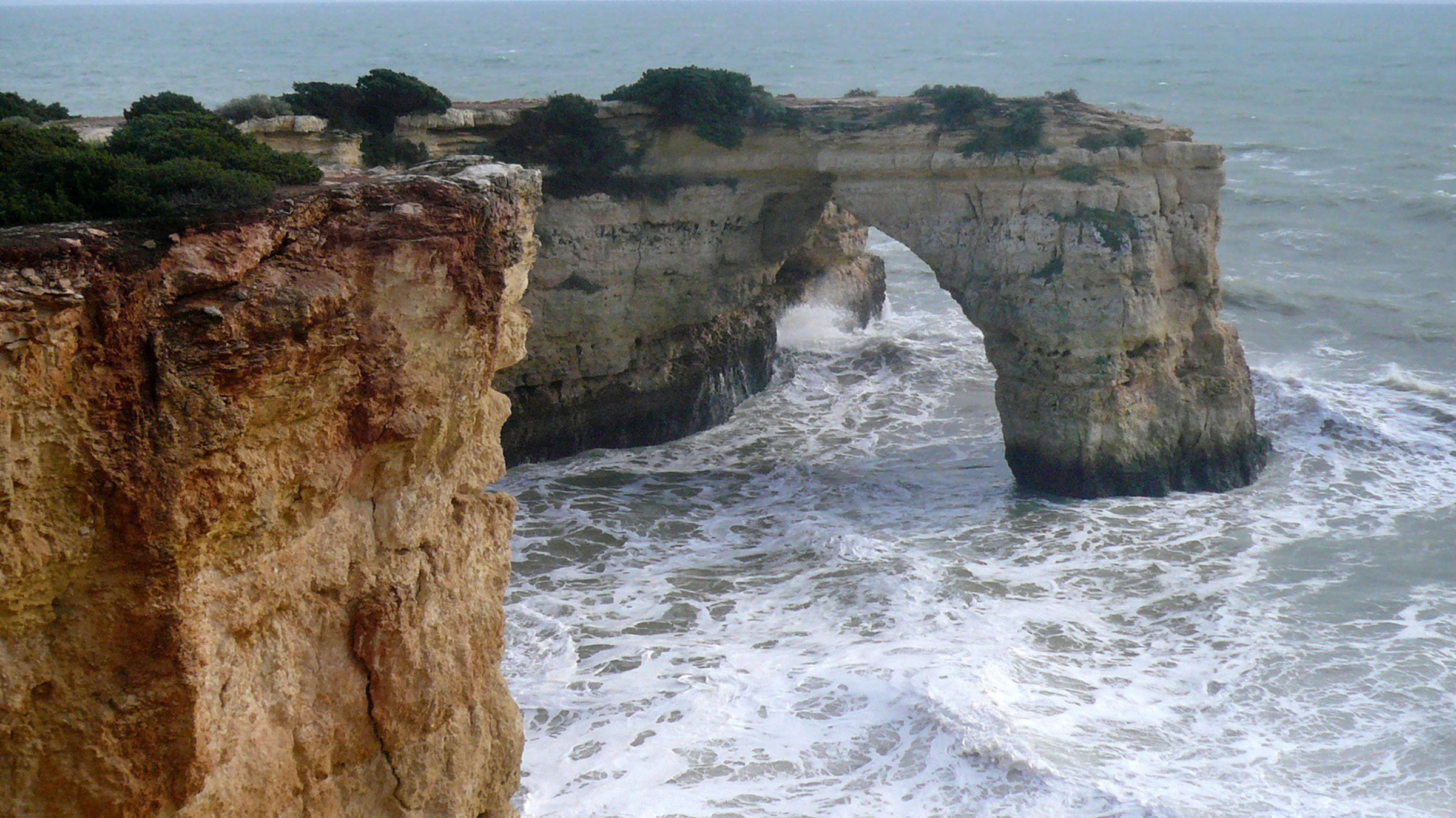 "Algarve - Portugals Küste der Sehnsucht": Wildromantische Felsformationen am Atlantik - die Algarve.